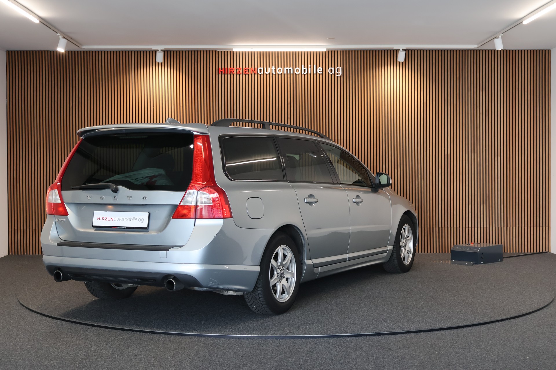 VOLVO V70 2.5T Momentum Geartronic R Design-image-4