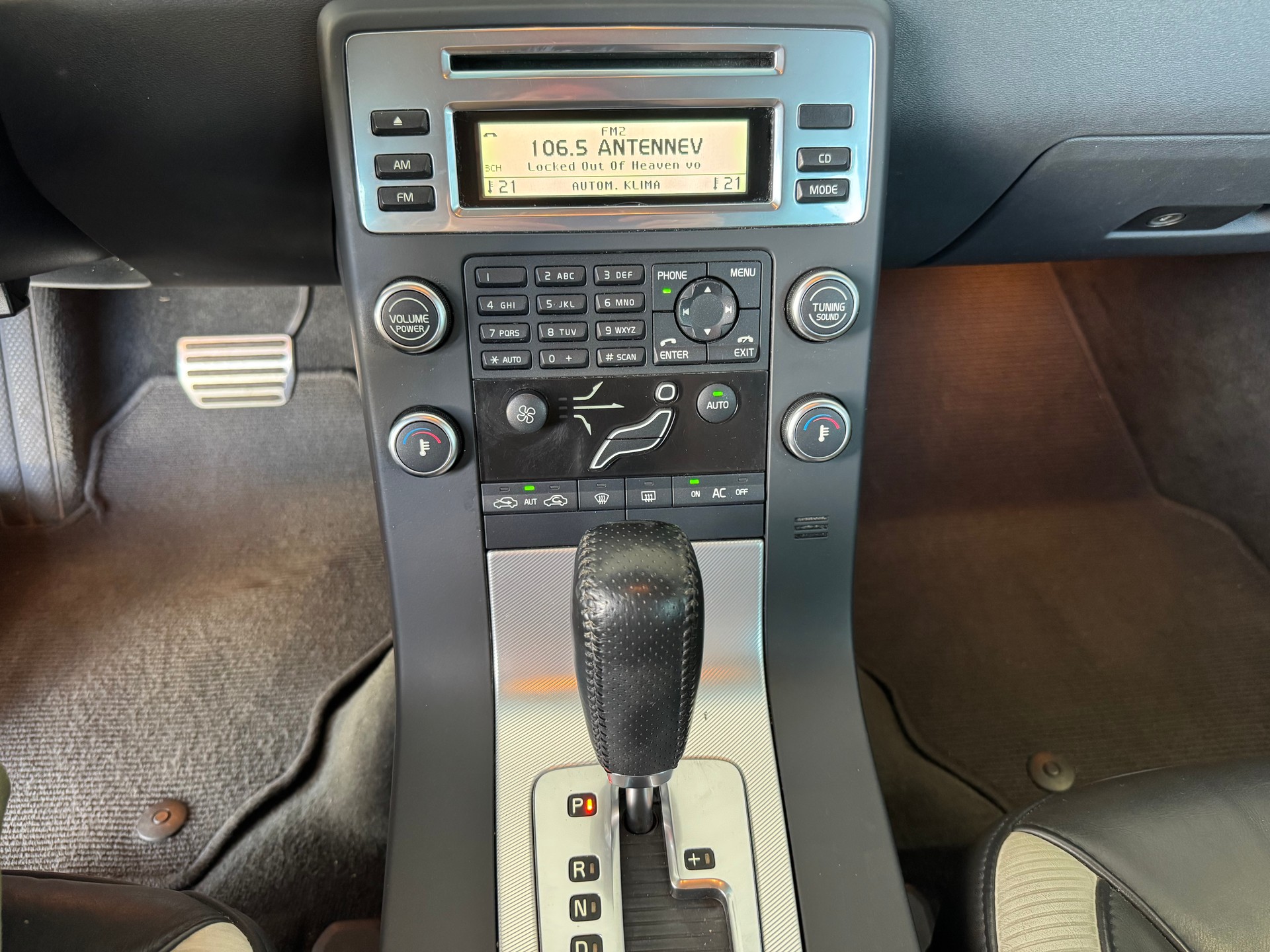 VOLVO V70 2.5T Momentum Geartronic R Design-image-14