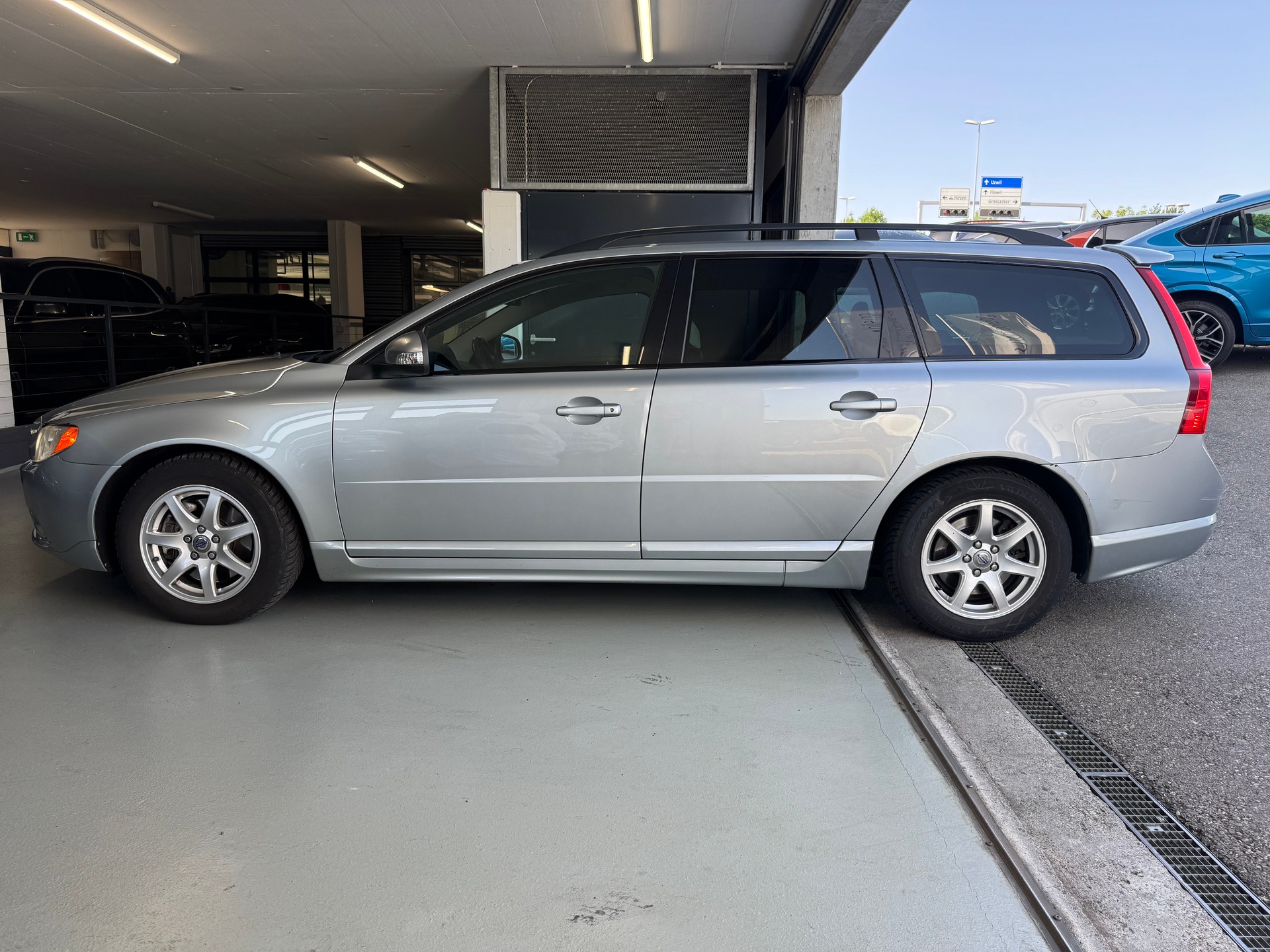 VOLVO V70 2.5T Momentum Geartronic R Design-image-1
