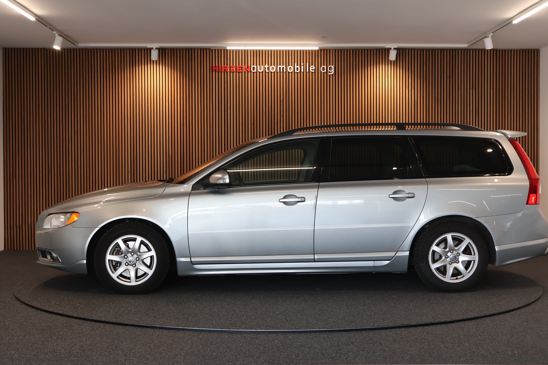 VOLVO V70 2.5T Momentum Geartronic R Design-image-1