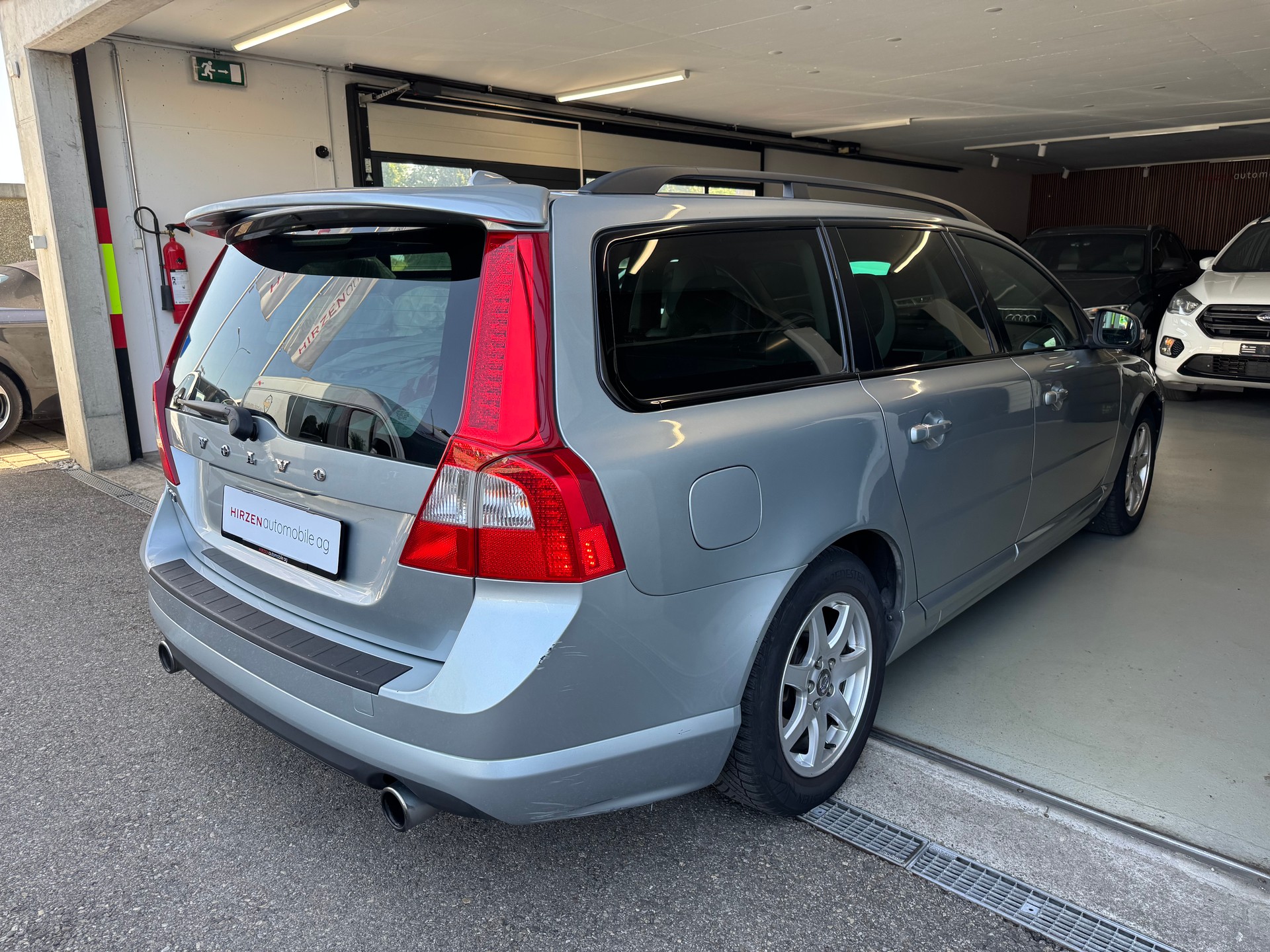 VOLVO V70 2.5T Momentum Geartronic R Design-image-5