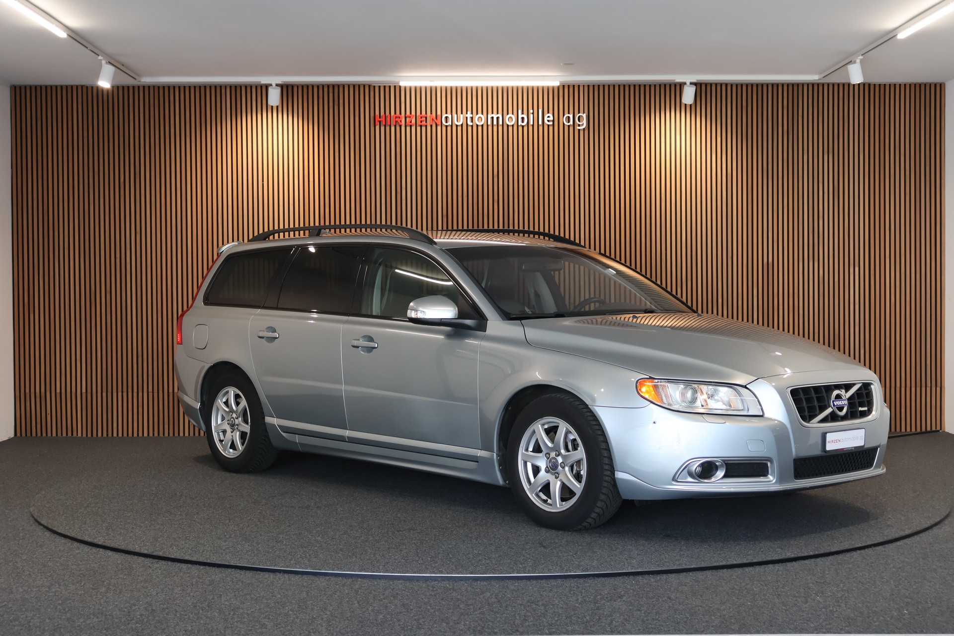 VOLVO V70 2.5T Momentum Geartronic R Design-image-6