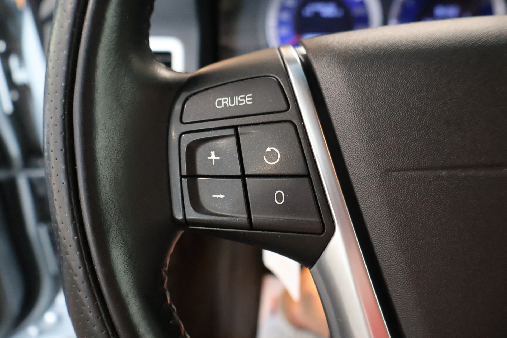 VOLVO V70 2.5T Momentum Geartronic R Design-image-21