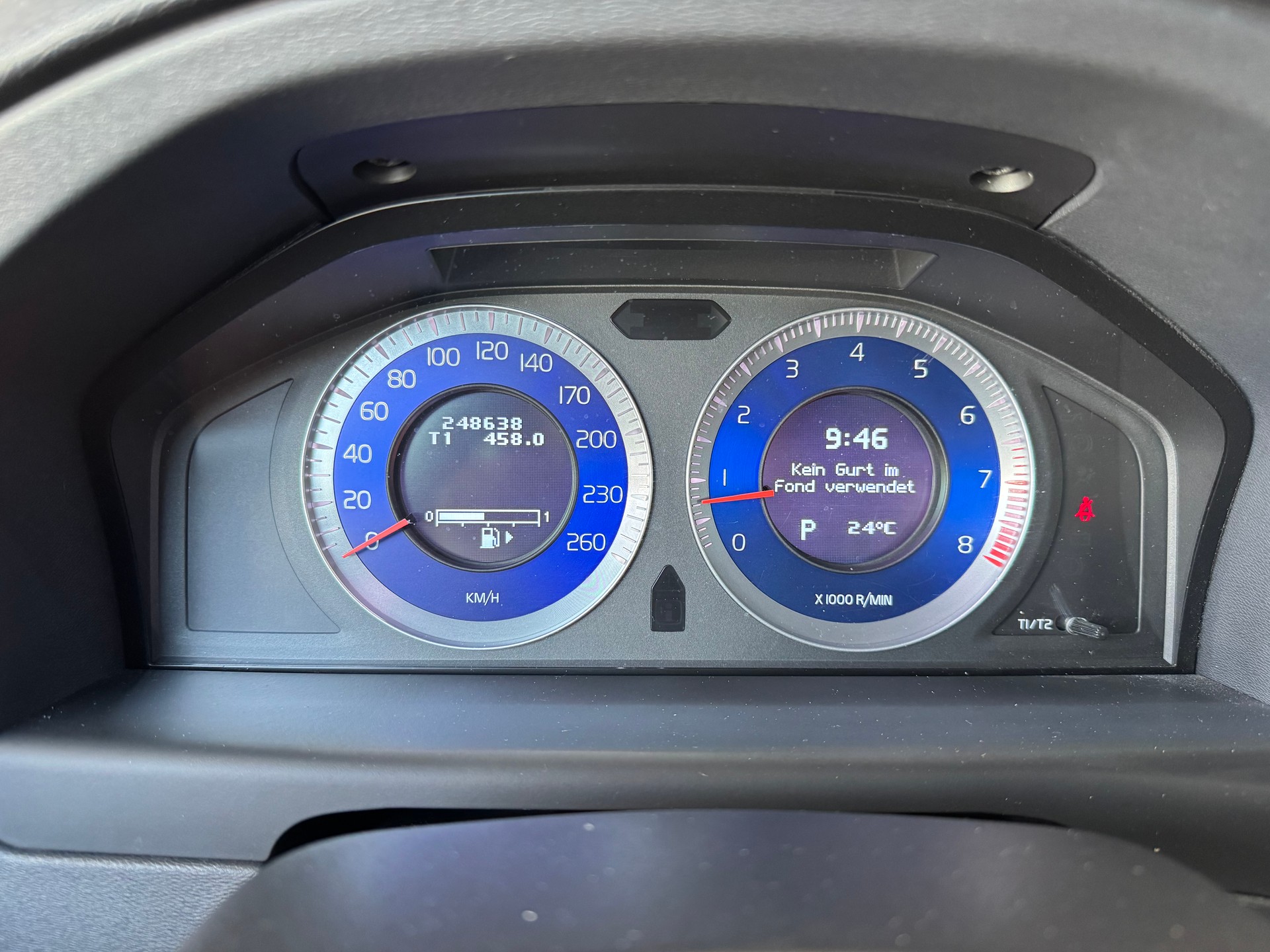 VOLVO V70 2.5T Momentum Geartronic R Design-image-16