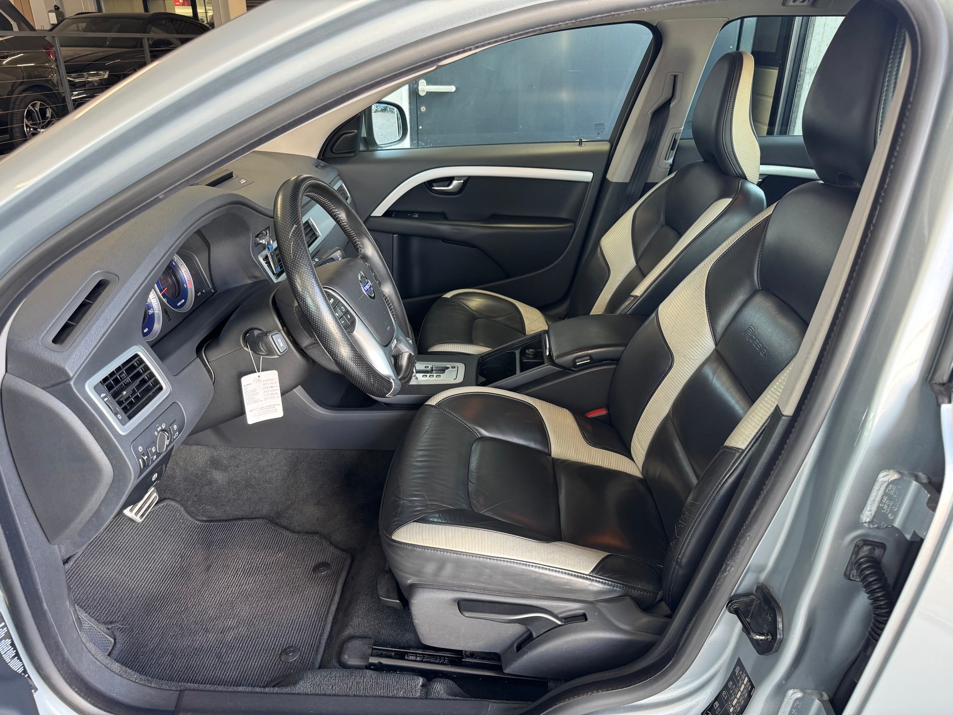 VOLVO V70 2.5T Momentum Geartronic R Design-image-10