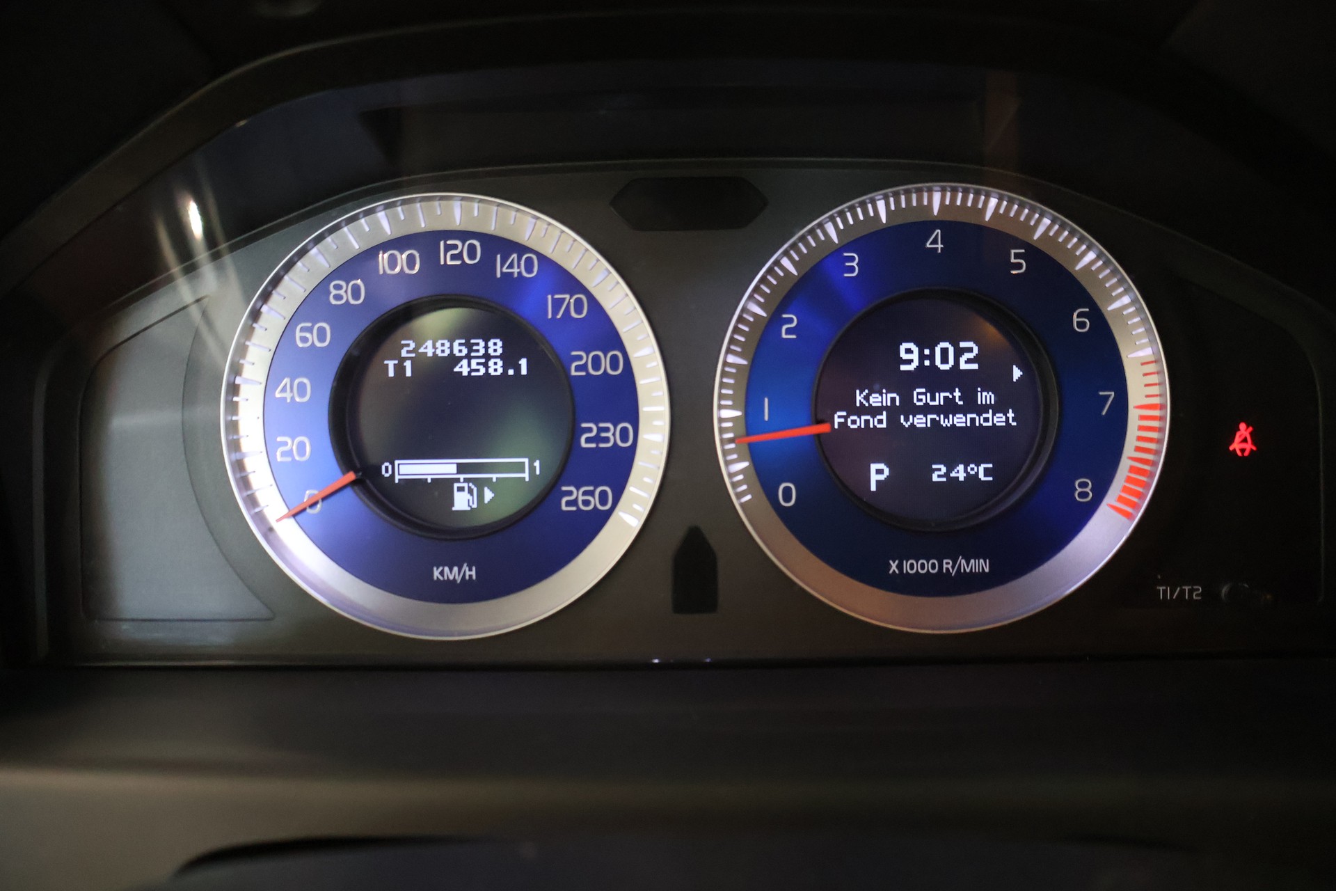 VOLVO V70 2.5T Momentum Geartronic R Design-image-20