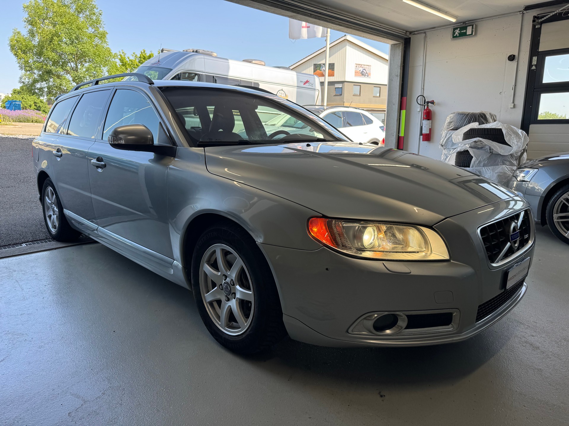 VOLVO V70 2.5T Momentum Geartronic R Design-image-6