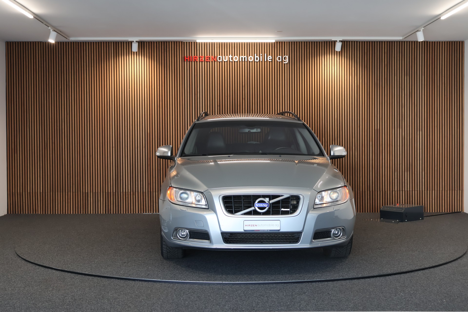 VOLVO V70 2.5T Momentum Geartronic R Design-image-7