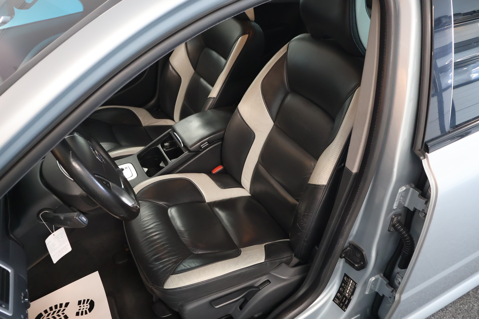 VOLVO V70 2.5T Momentum Geartronic R Design-image-10