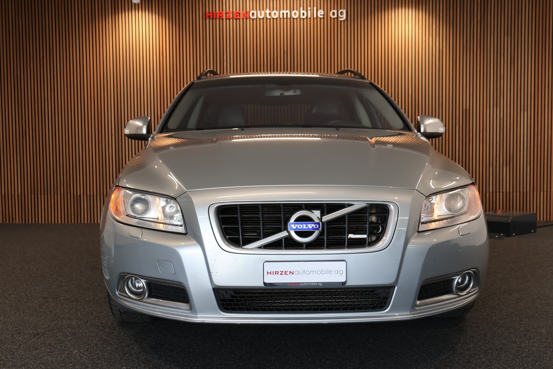 VOLVO V70 2.5T Momentum Geartronic R Design-image-25