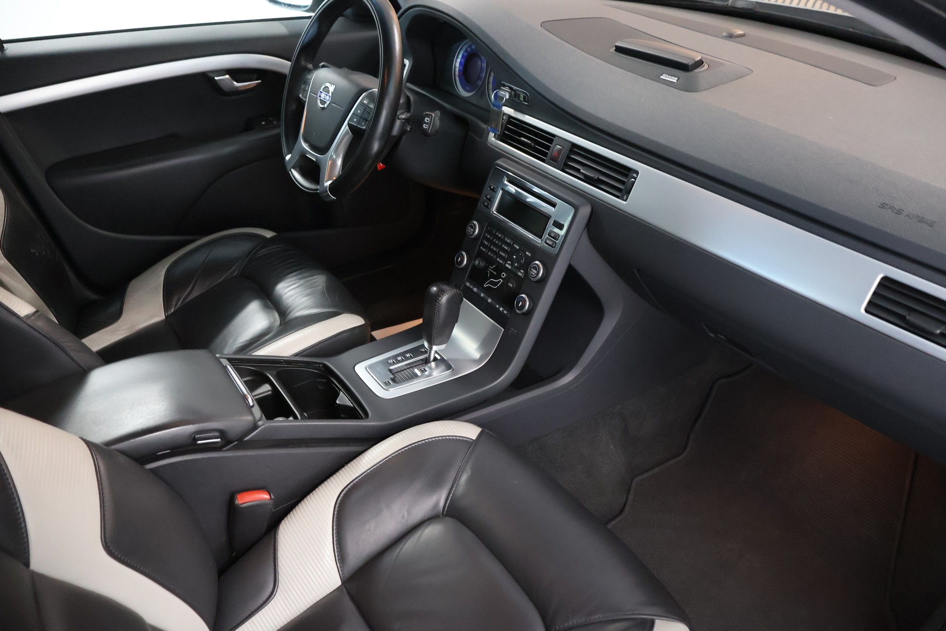 VOLVO V70 2.5T Momentum Geartronic R Design-image-16