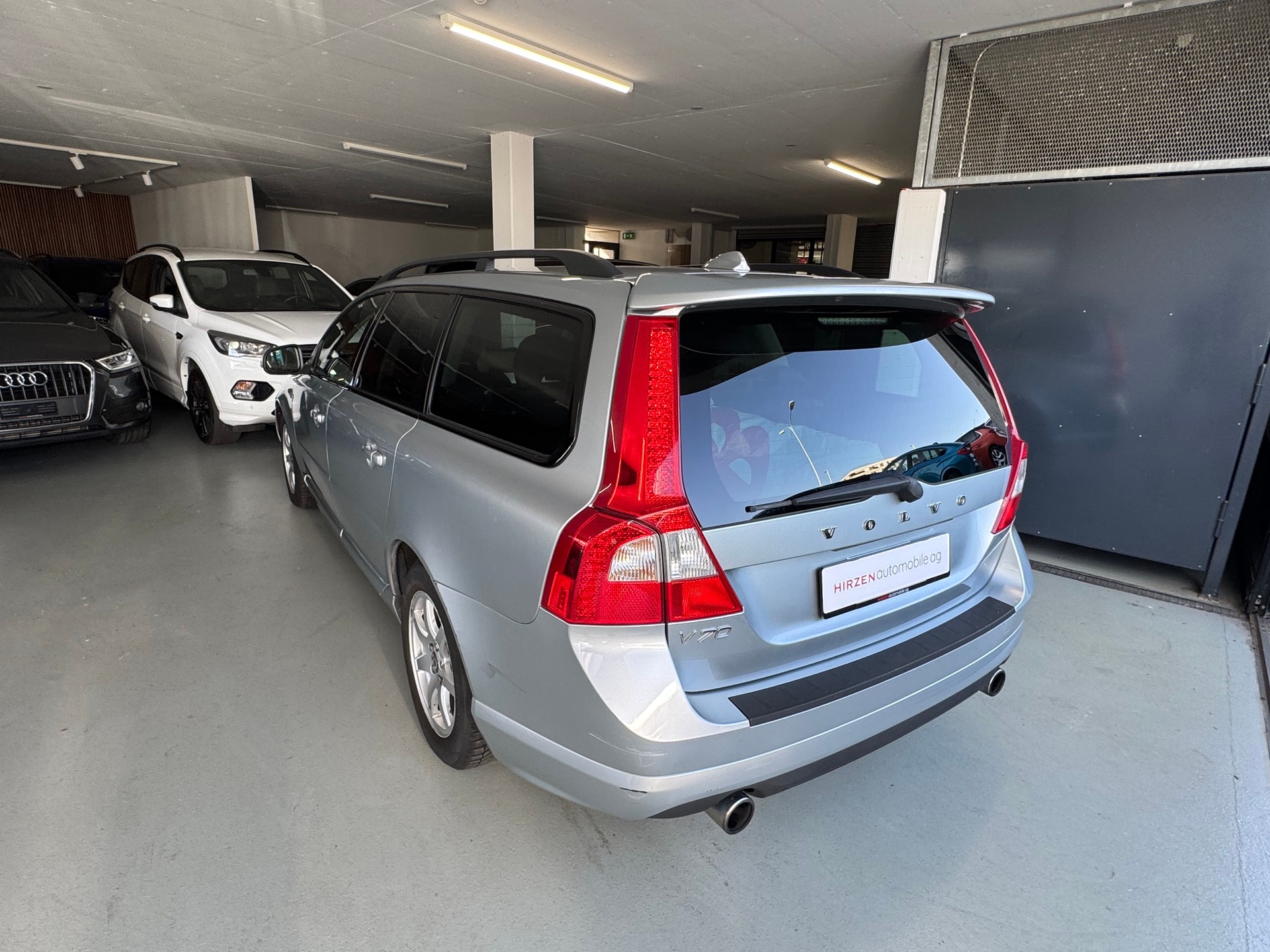 VOLVO V70 2.5T Momentum Geartronic R Design-image-2