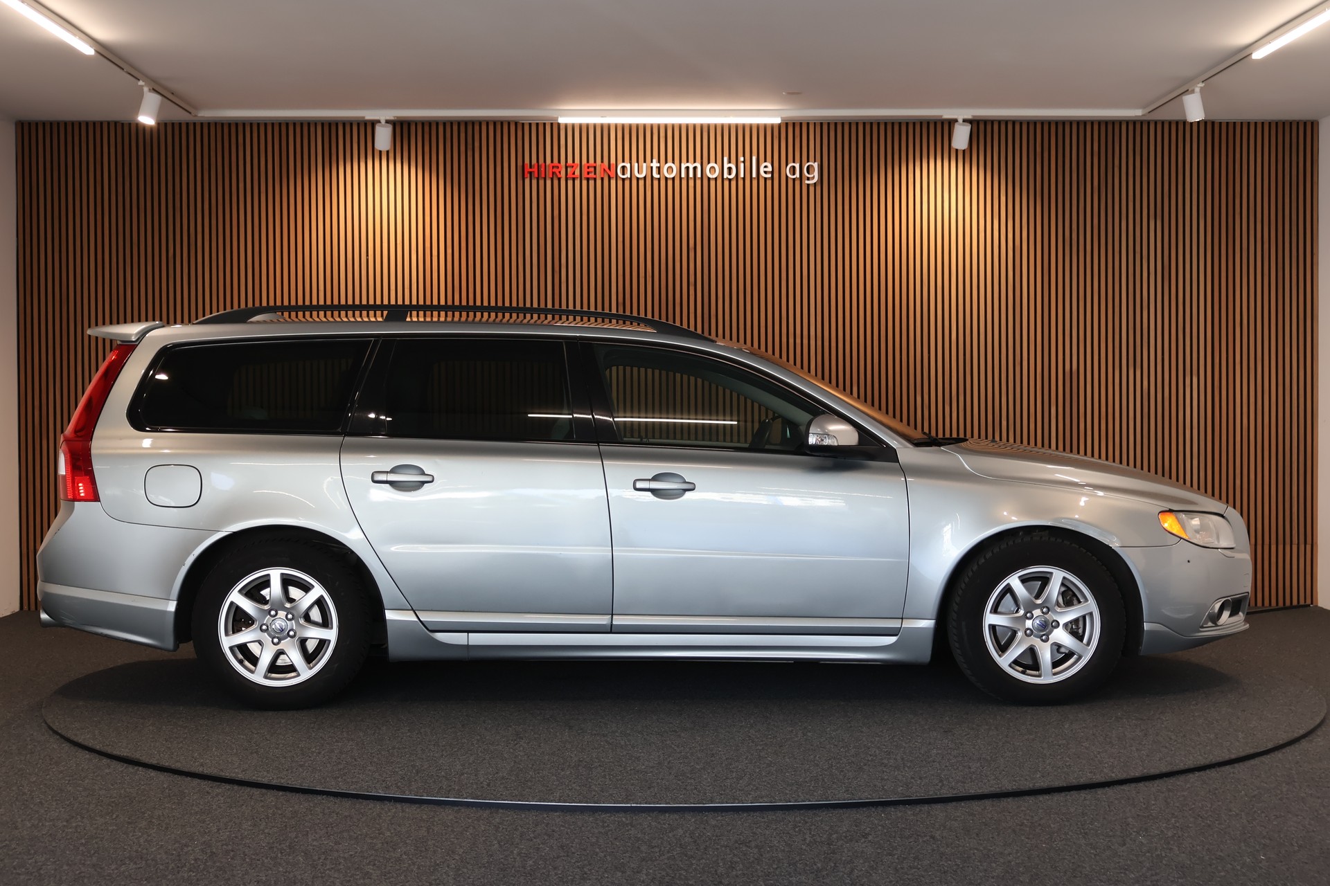 VOLVO V70 2.5T Momentum Geartronic R Design-image-5