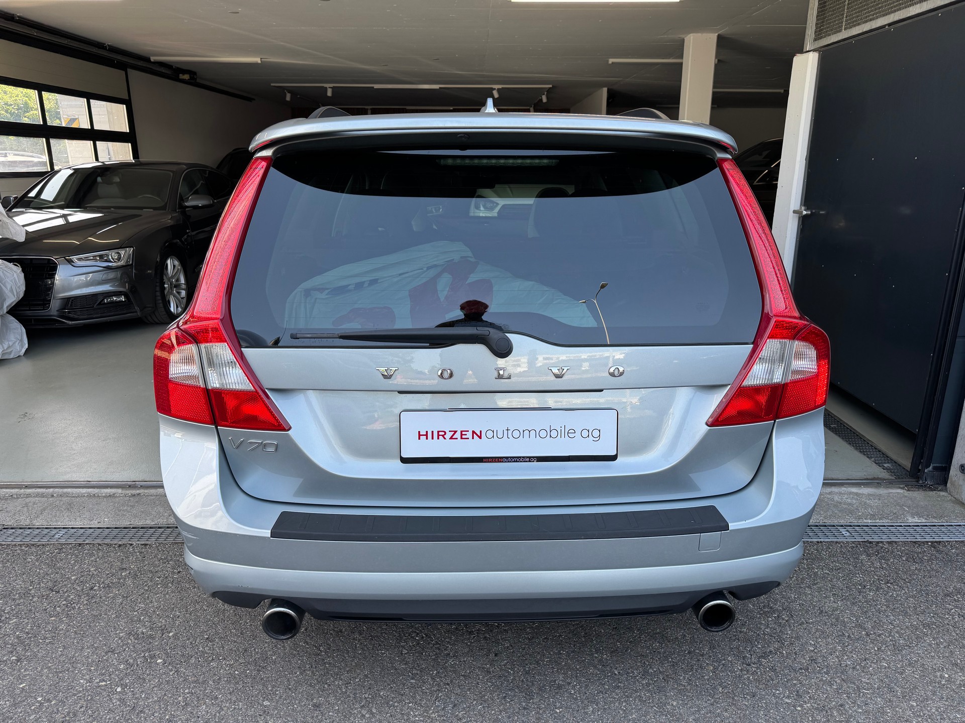 VOLVO V70 2.5T Momentum Geartronic R Design-image-4