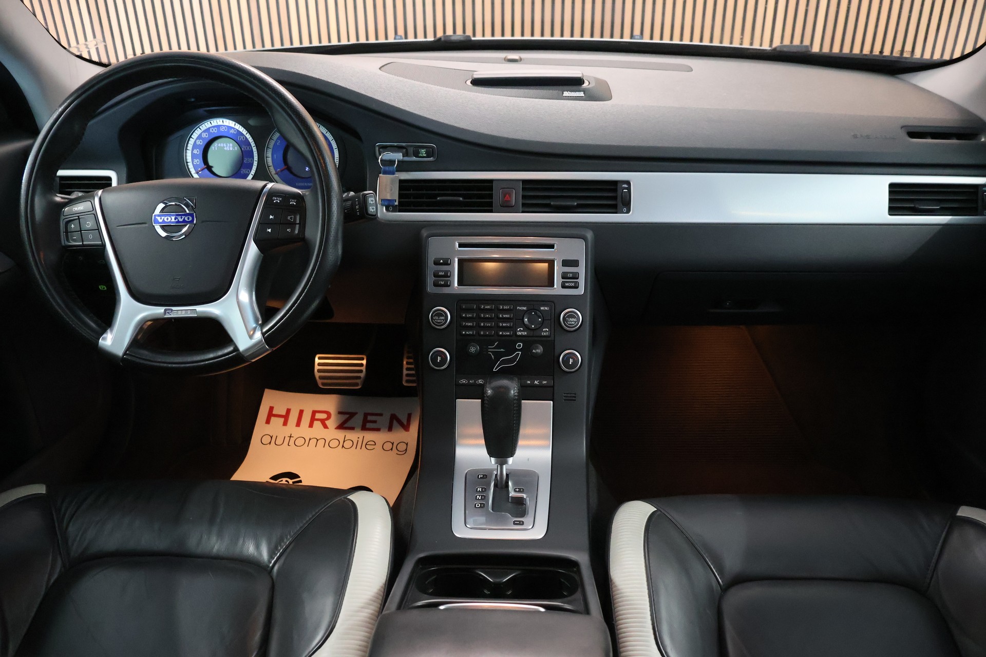 VOLVO V70 2.5T Momentum Geartronic R Design-image-18