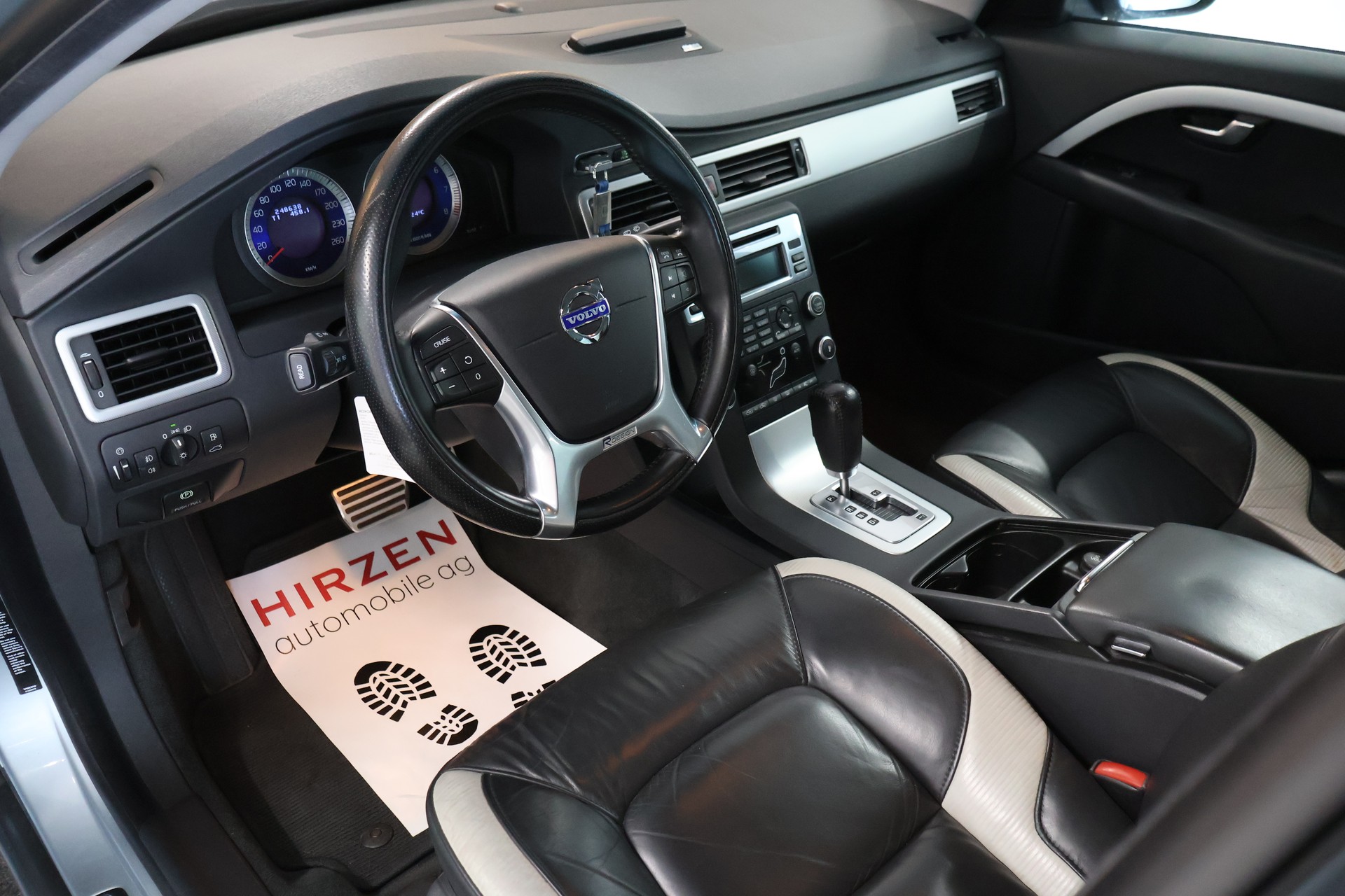 VOLVO V70 2.5T Momentum Geartronic R Design-image-9