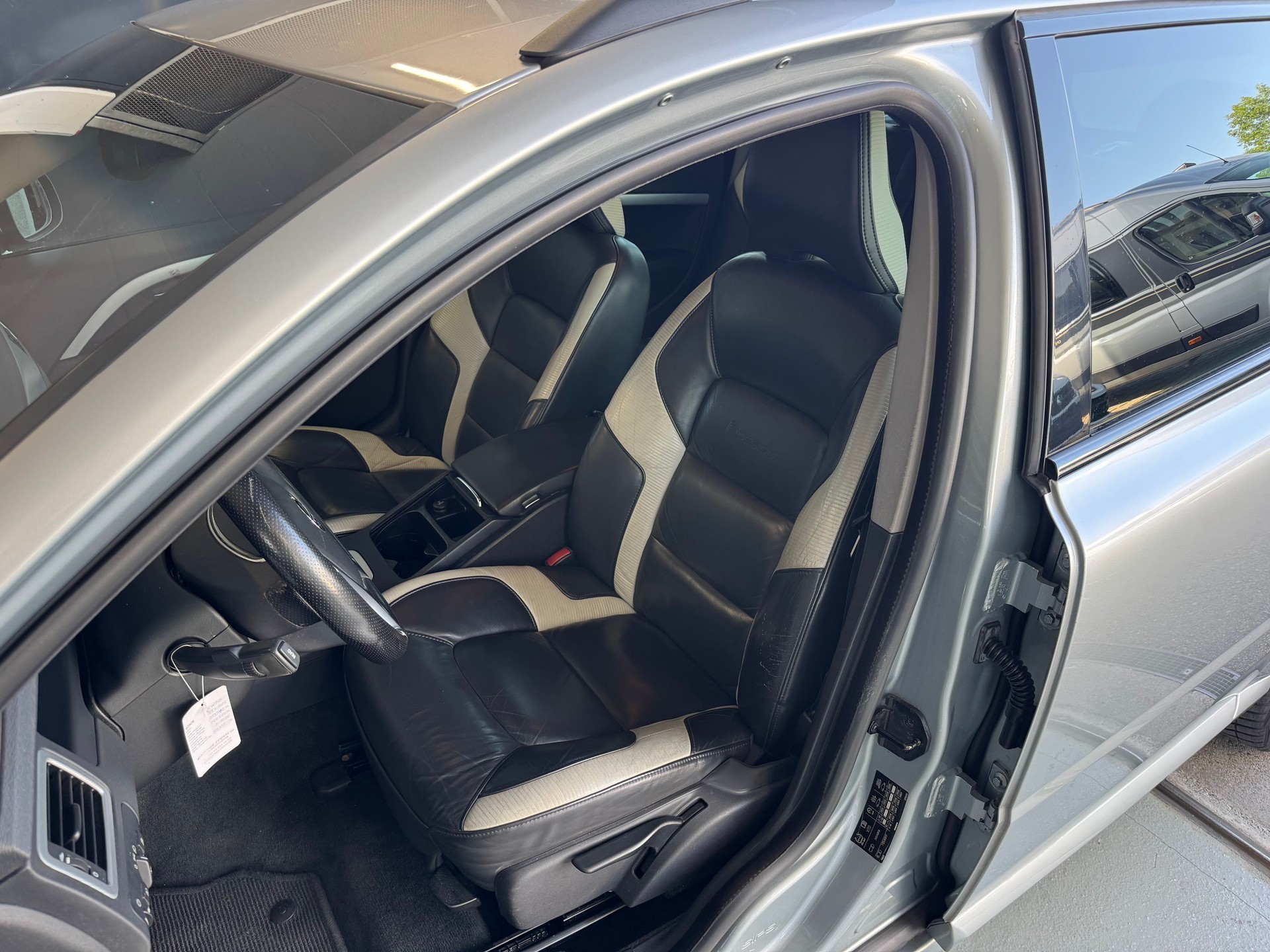 VOLVO V70 2.5T Momentum Geartronic R Design-image-11