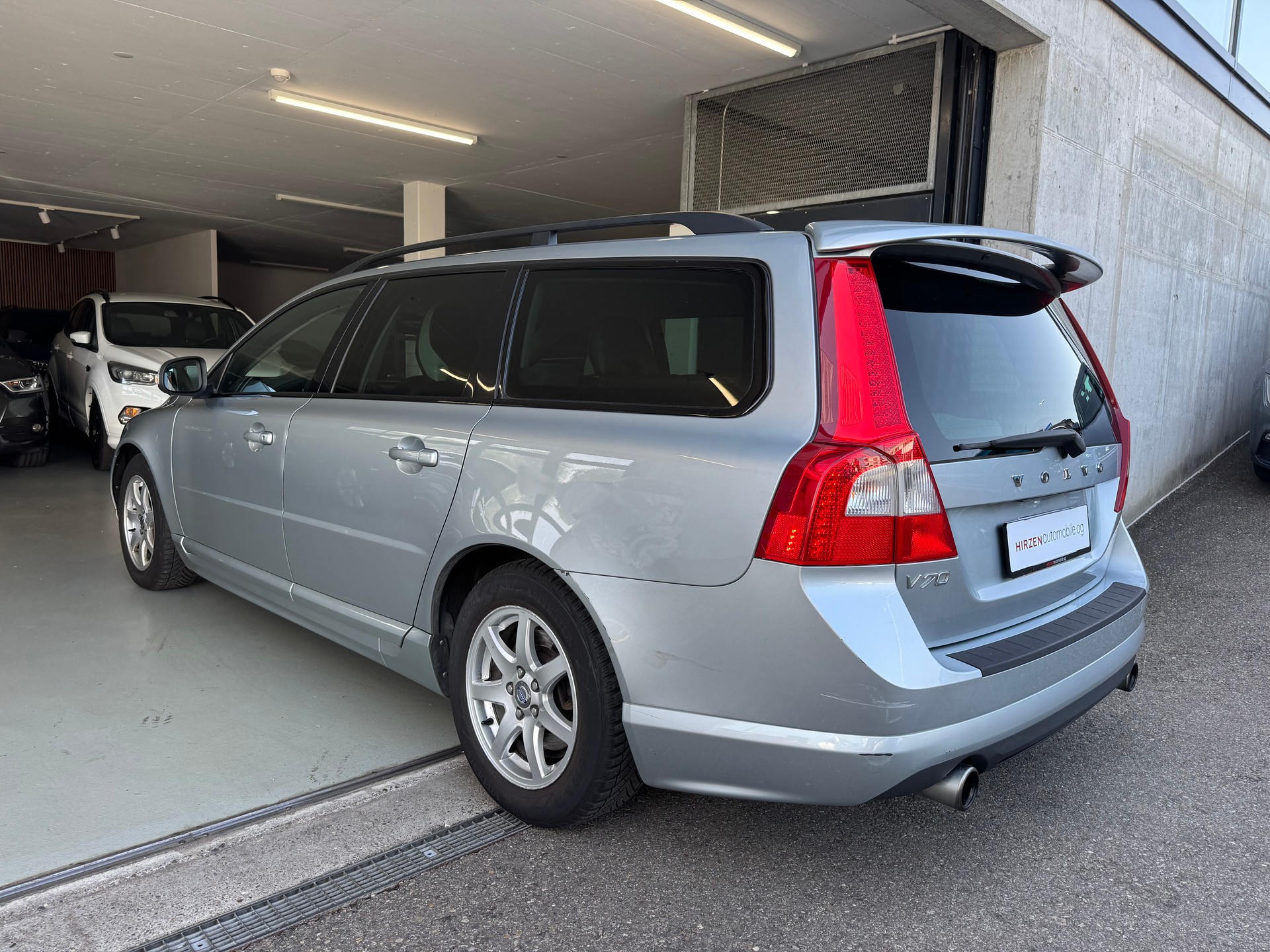 VOLVO V70 2.5T Momentum Geartronic R Design-image-3