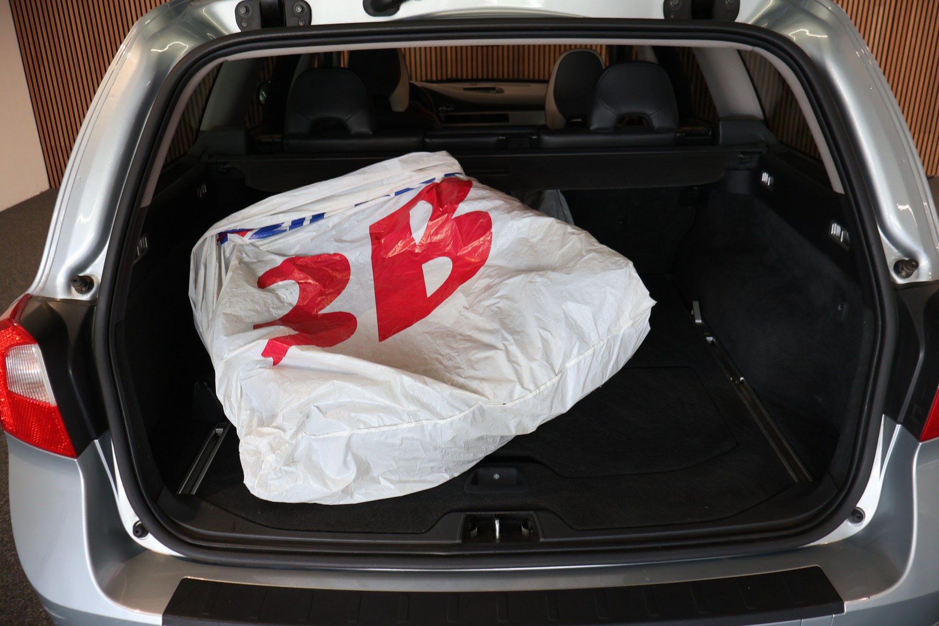 VOLVO V70 2.5T Momentum Geartronic R Design-image-12