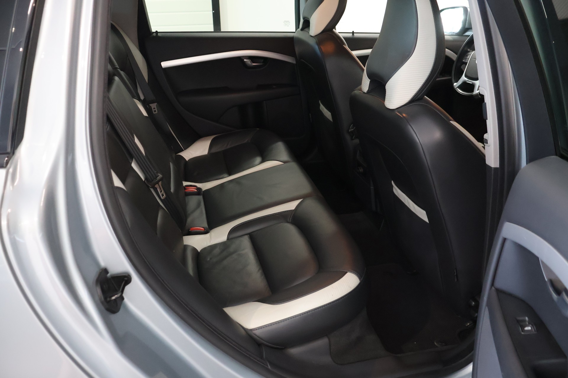 VOLVO V70 2.5T Momentum Geartronic R Design-image-14