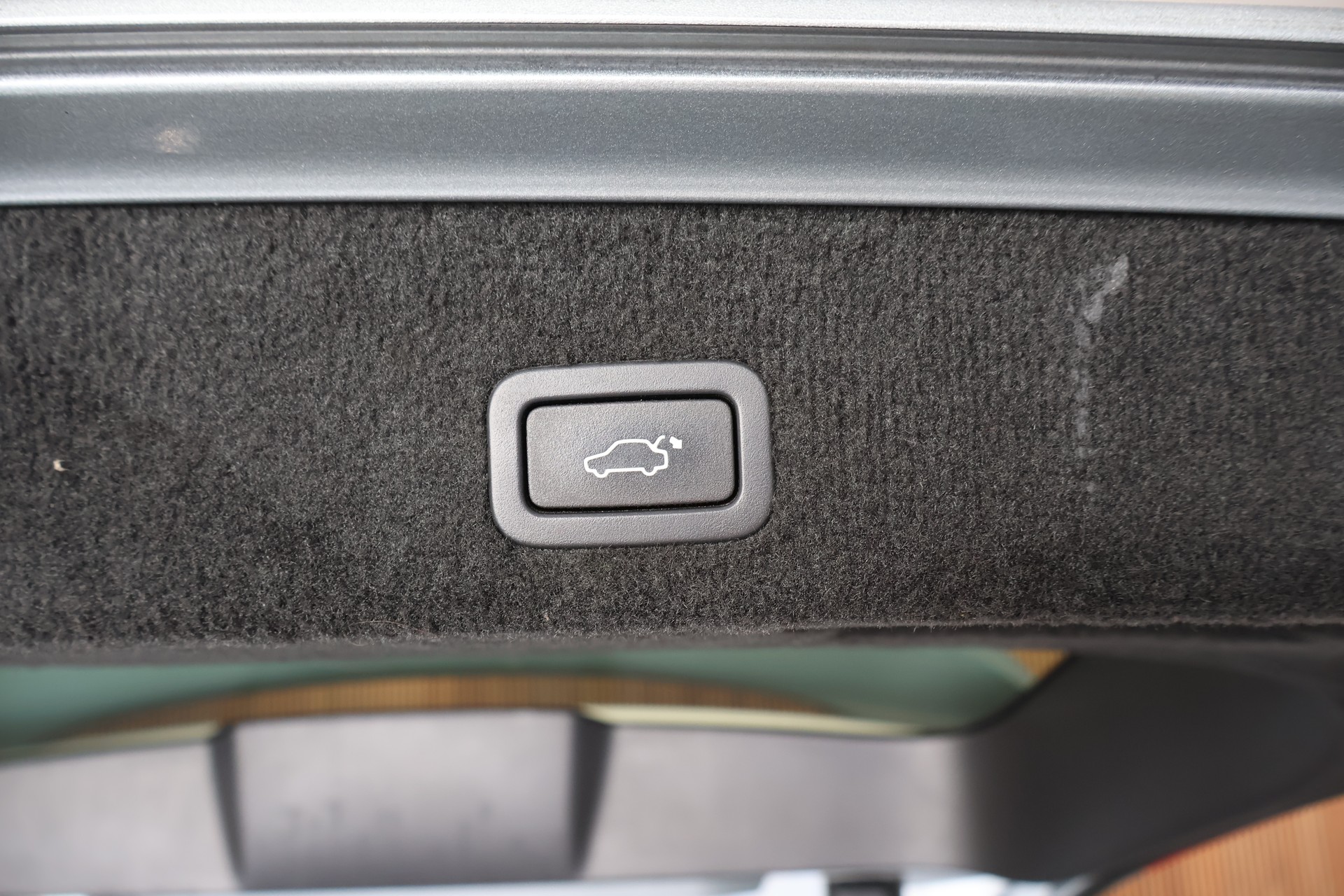 VOLVO V70 2.5T Momentum Geartronic R Design-image-13