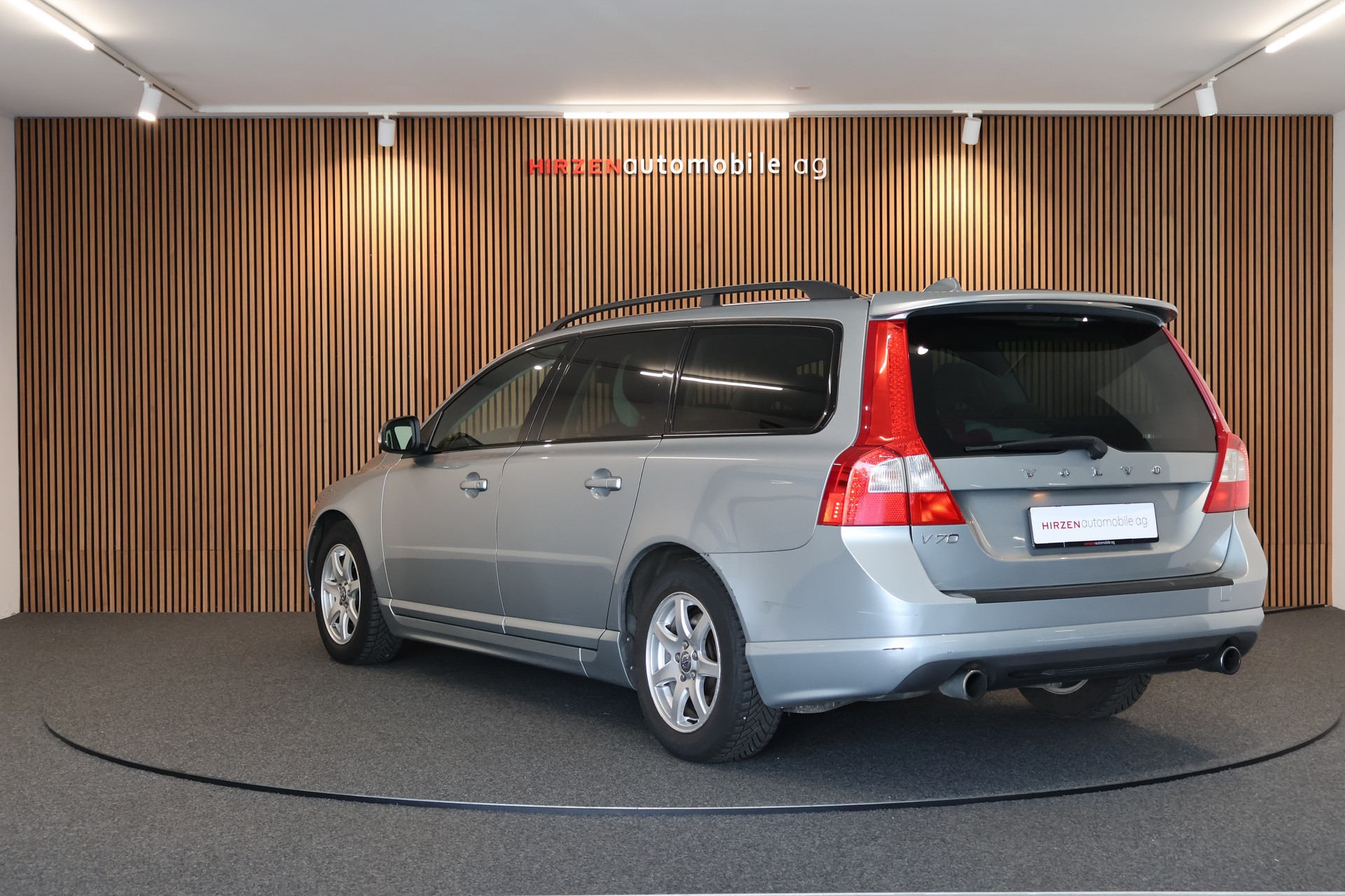 VOLVO V70 2.5T Momentum Geartronic R Design-image-2