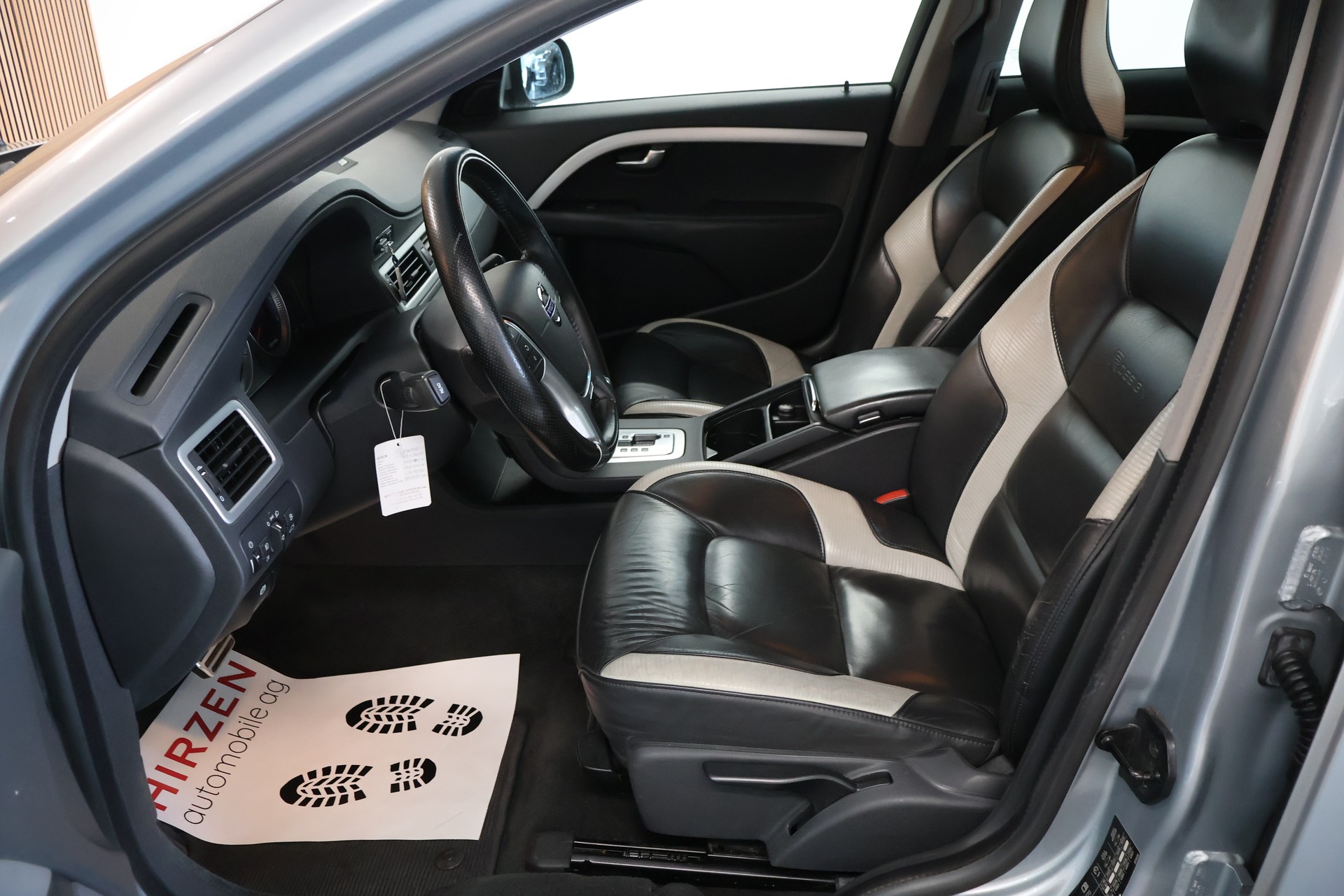 VOLVO V70 2.5T Momentum Geartronic R Design-image-8