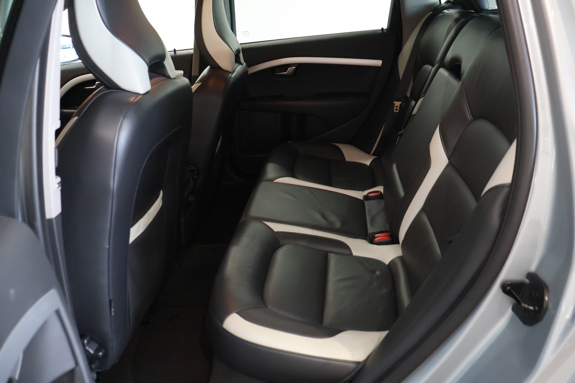 VOLVO V70 2.5T Momentum Geartronic R Design-image-11