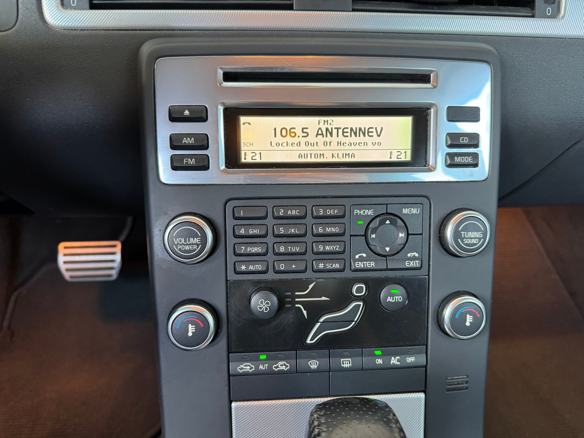 VOLVO V70 2.5T Momentum Geartronic R Design-image-15