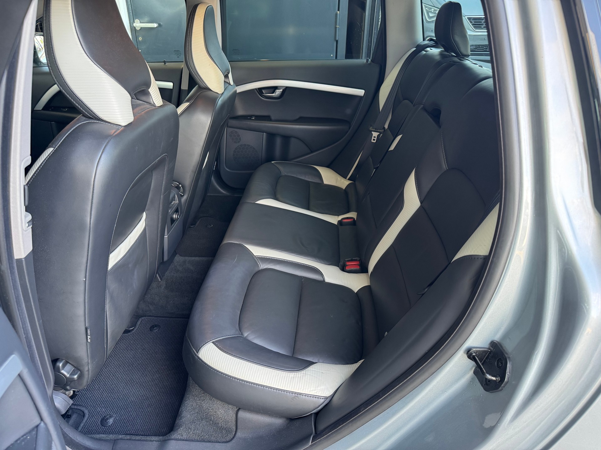 VOLVO V70 2.5T Momentum Geartronic R Design-image-13