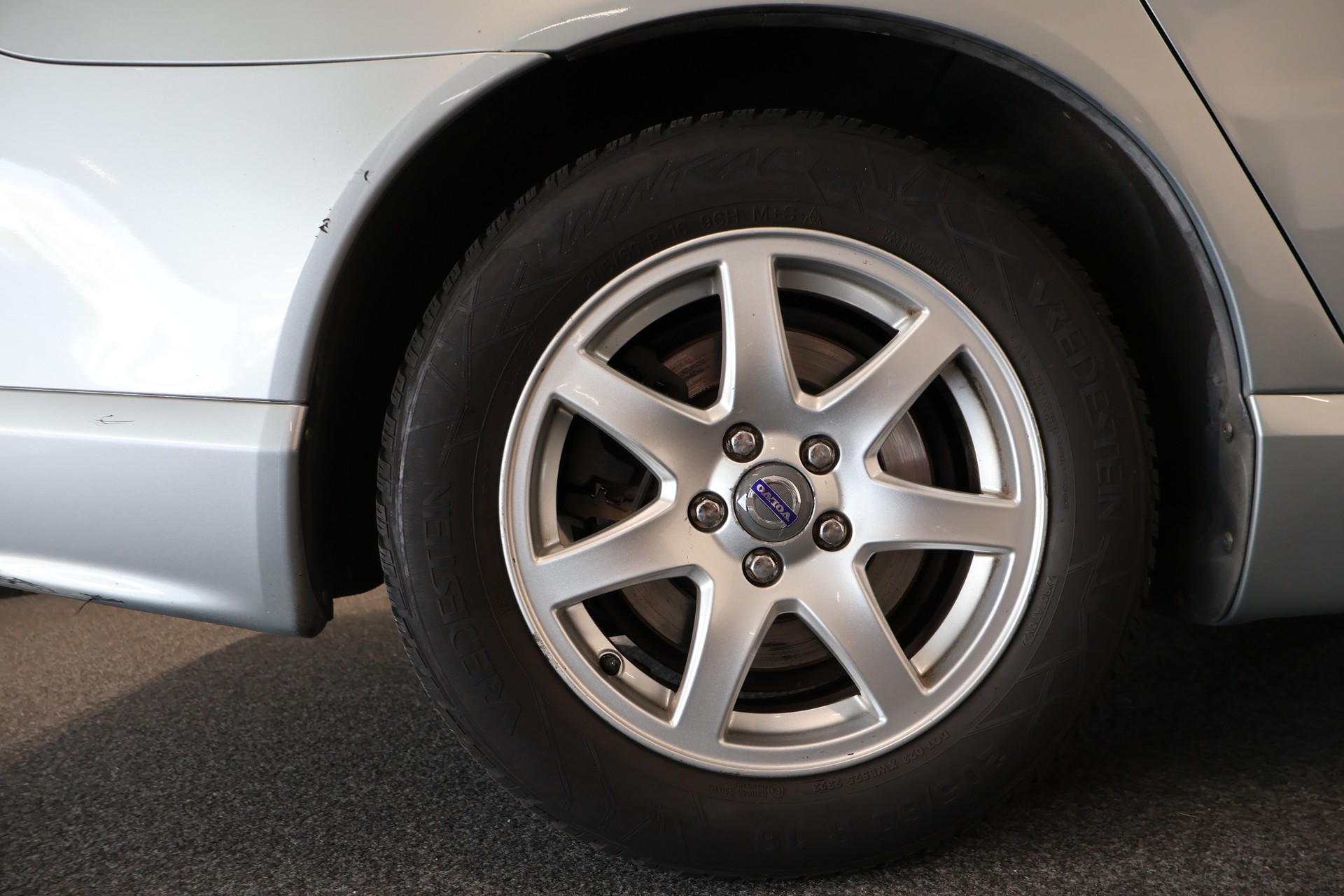 VOLVO V70 2.5T Momentum Geartronic R Design-image-23