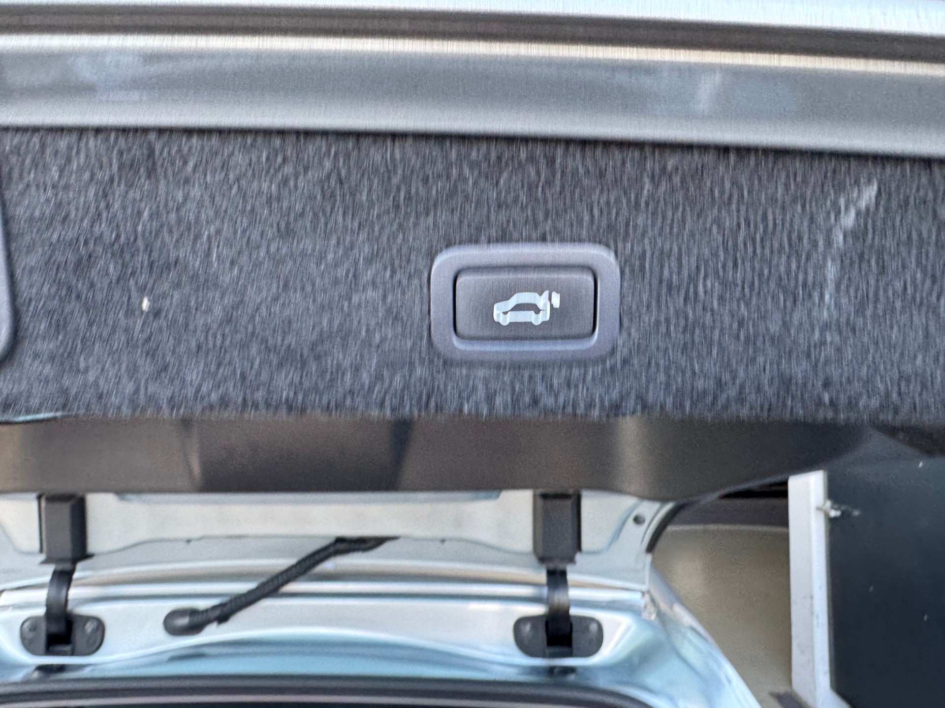 VOLVO V70 2.5T Momentum Geartronic R Design-image-19