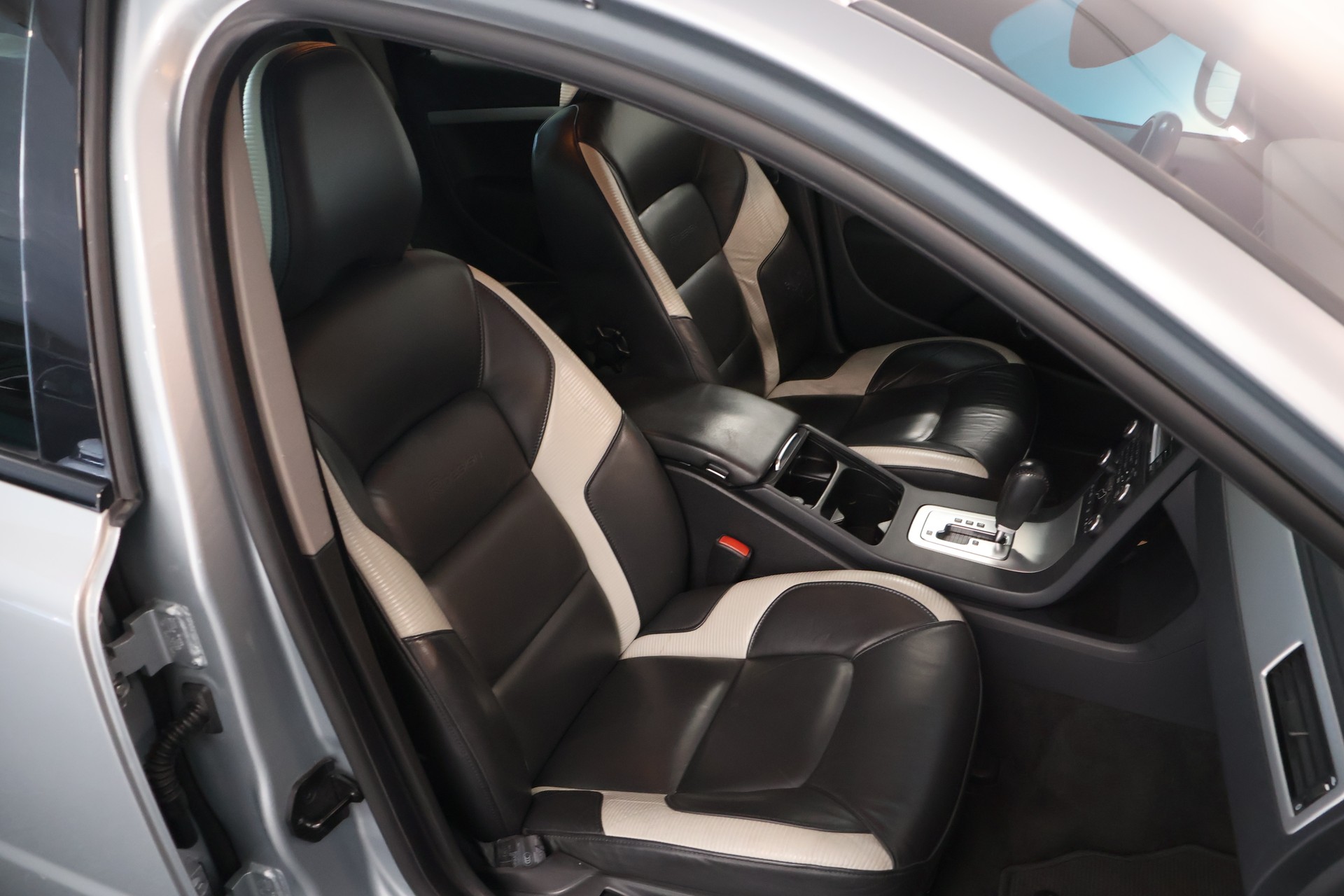 VOLVO V70 2.5T Momentum Geartronic R Design-image-17