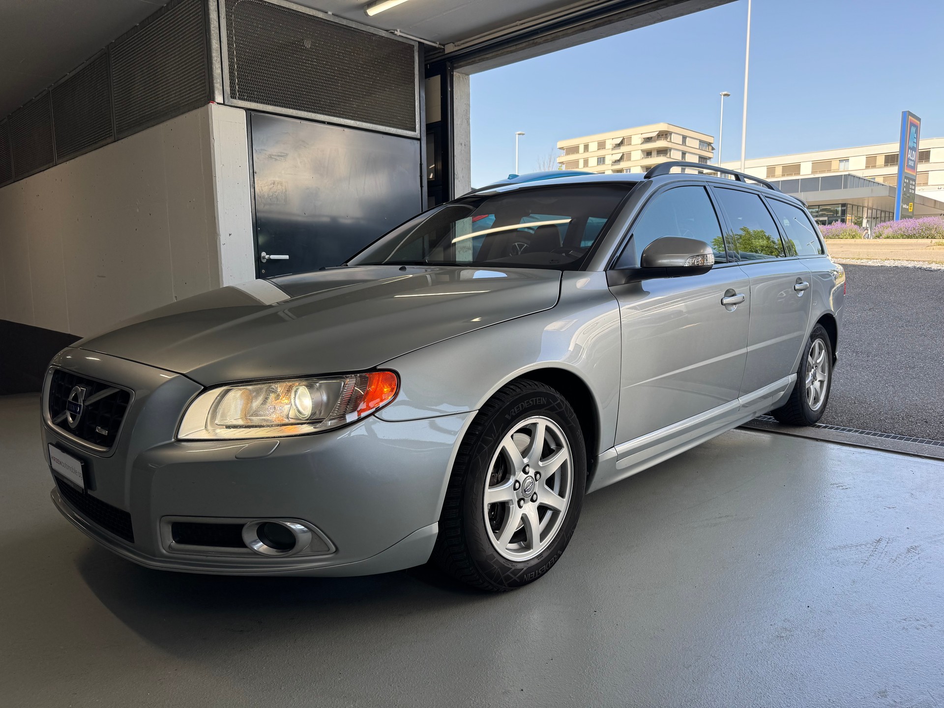 VOLVO V70 2.5T Momentum Geartronic R Design-image-0