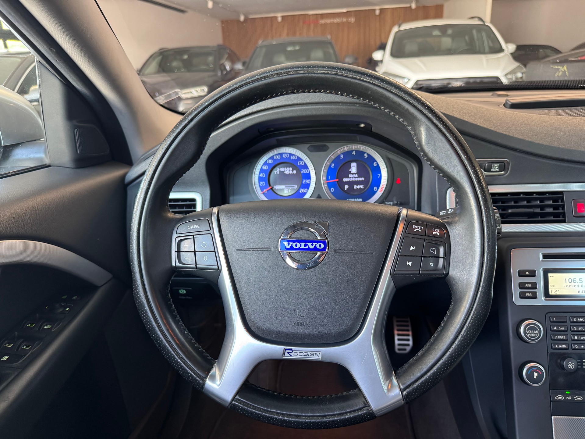 VOLVO V70 2.5T Momentum Geartronic R Design-image-9