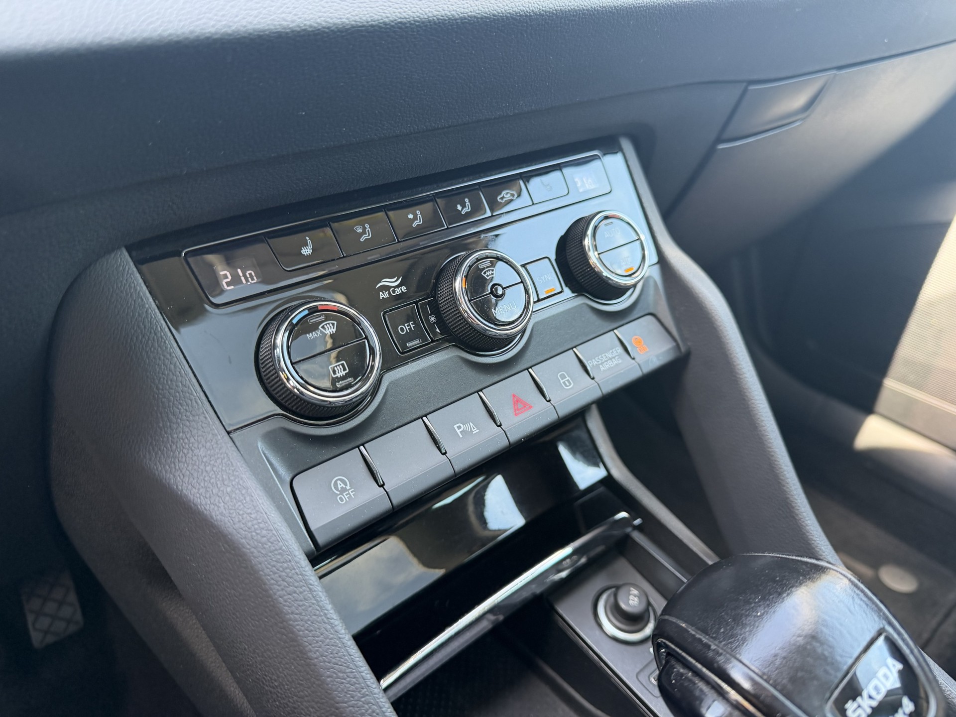 SKODA Karoq 2.0 TDI CR Style 4x4 DSG-image-13