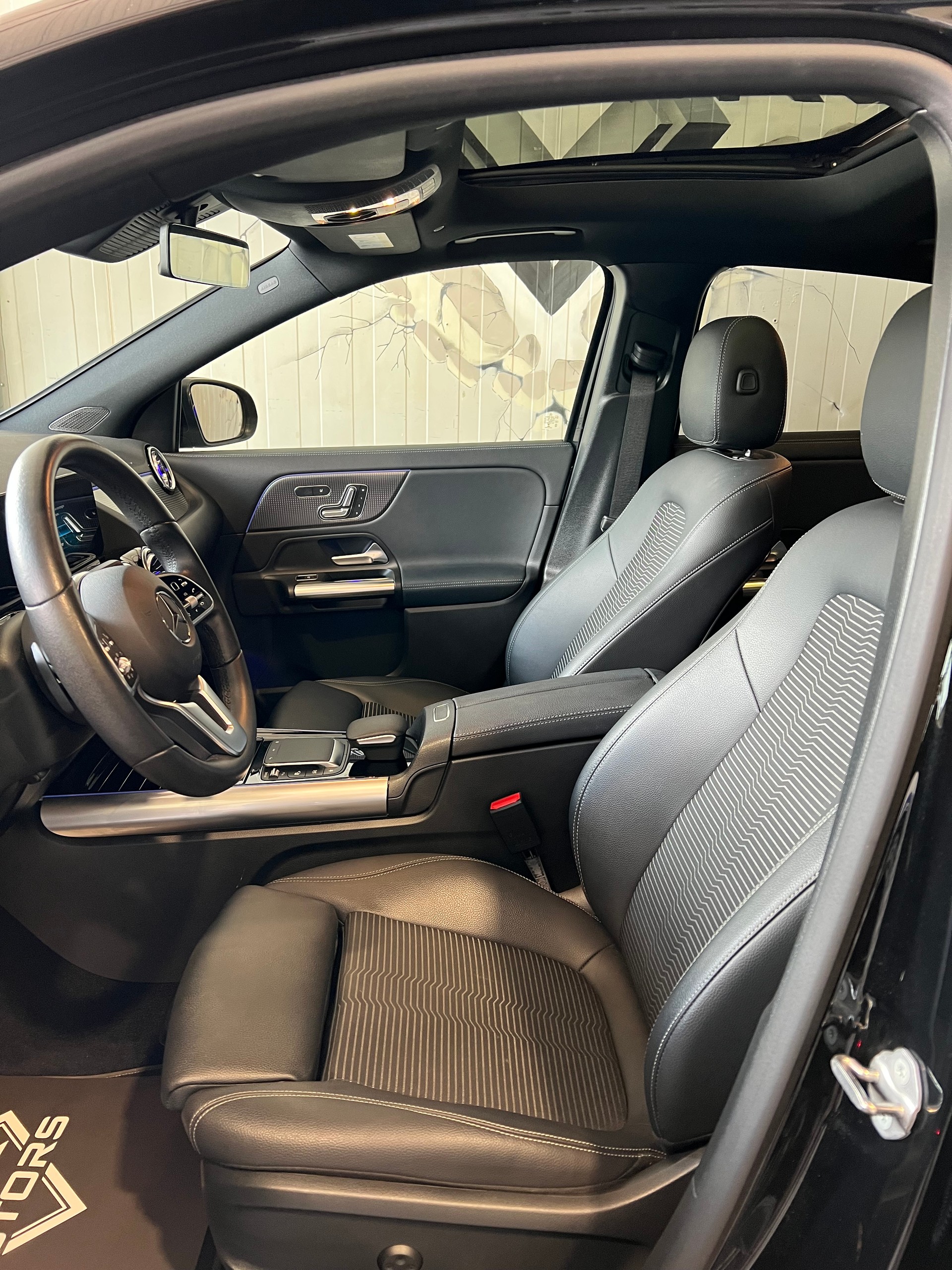 MERCEDES-BENZ GLA 200 Progressive 7G-DCT-image-13