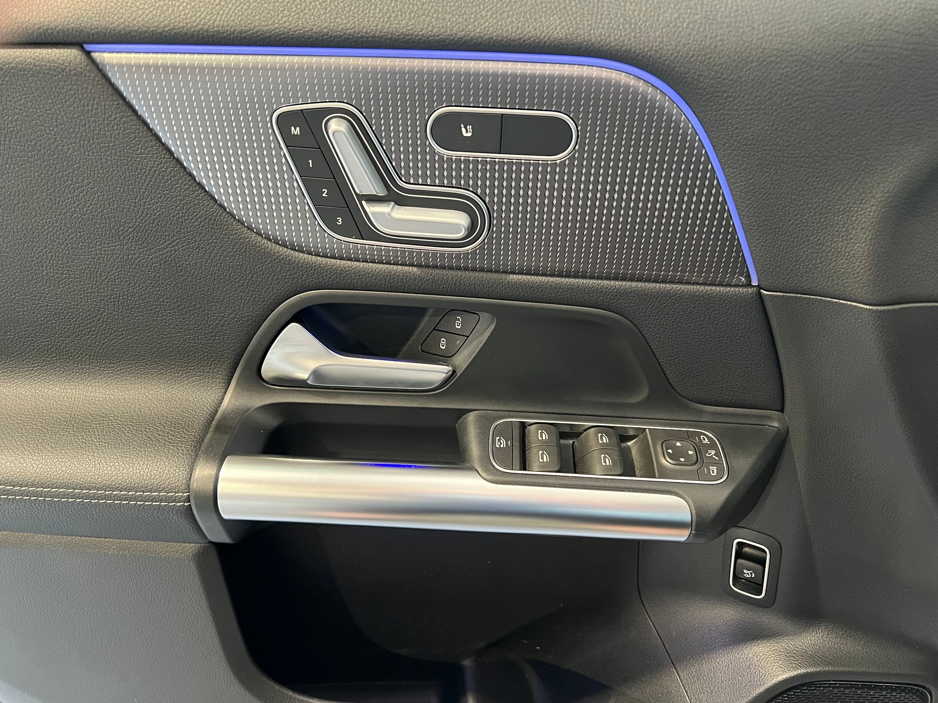 MERCEDES-BENZ GLA 200 Progressive 7G-DCT-image-10