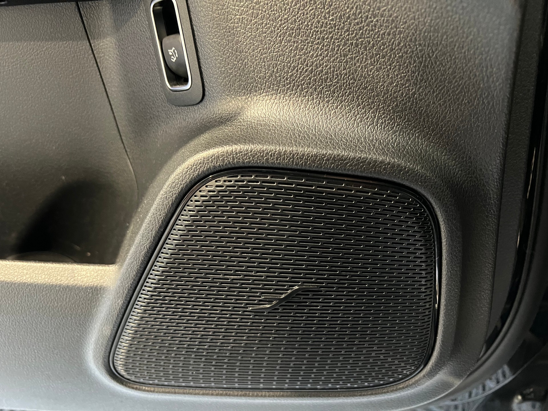 MERCEDES-BENZ GLA 200 Progressive 7G-DCT-image-11