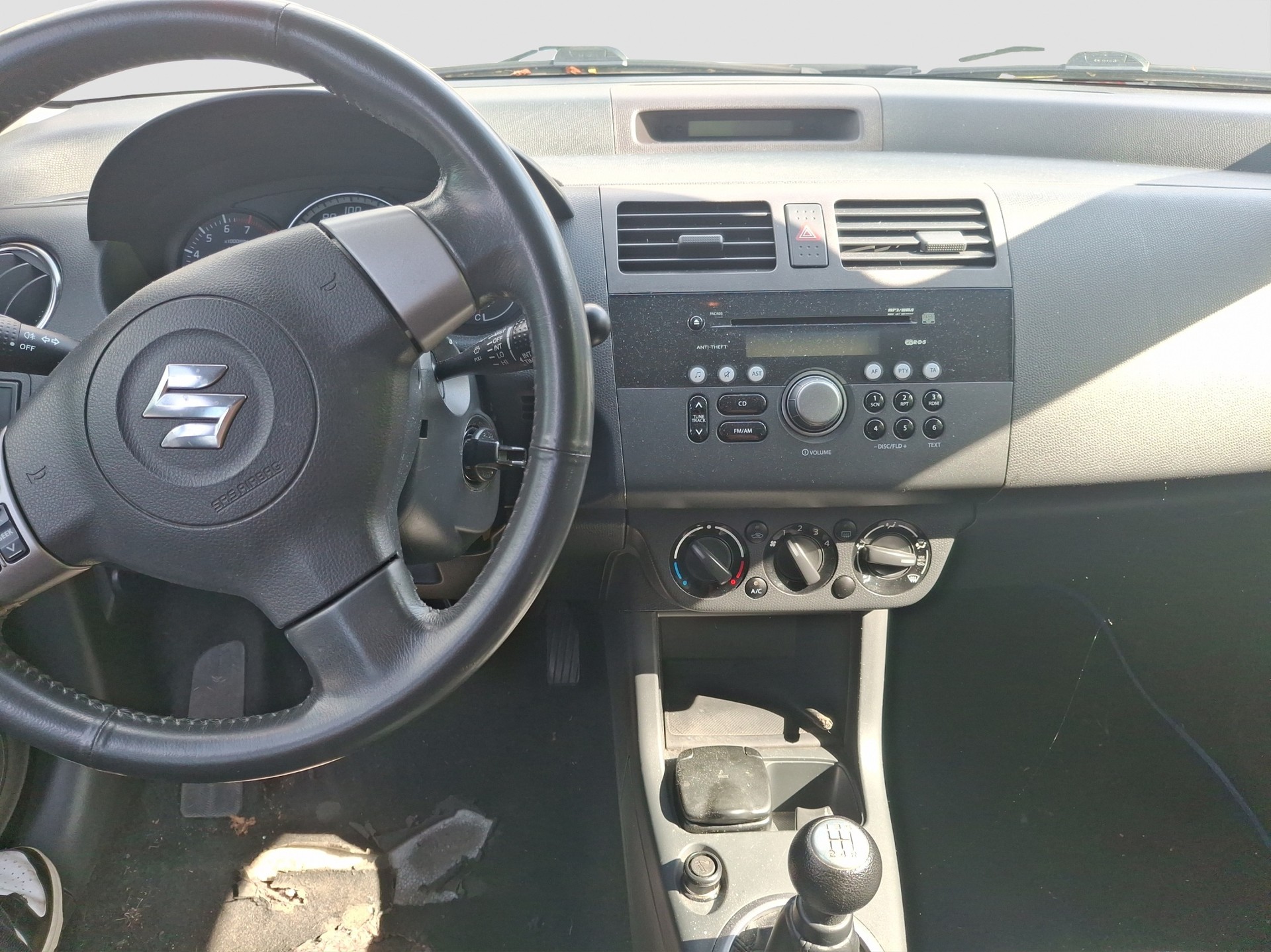 SUZUKI Swift 1.3i 16V GL-image-8
