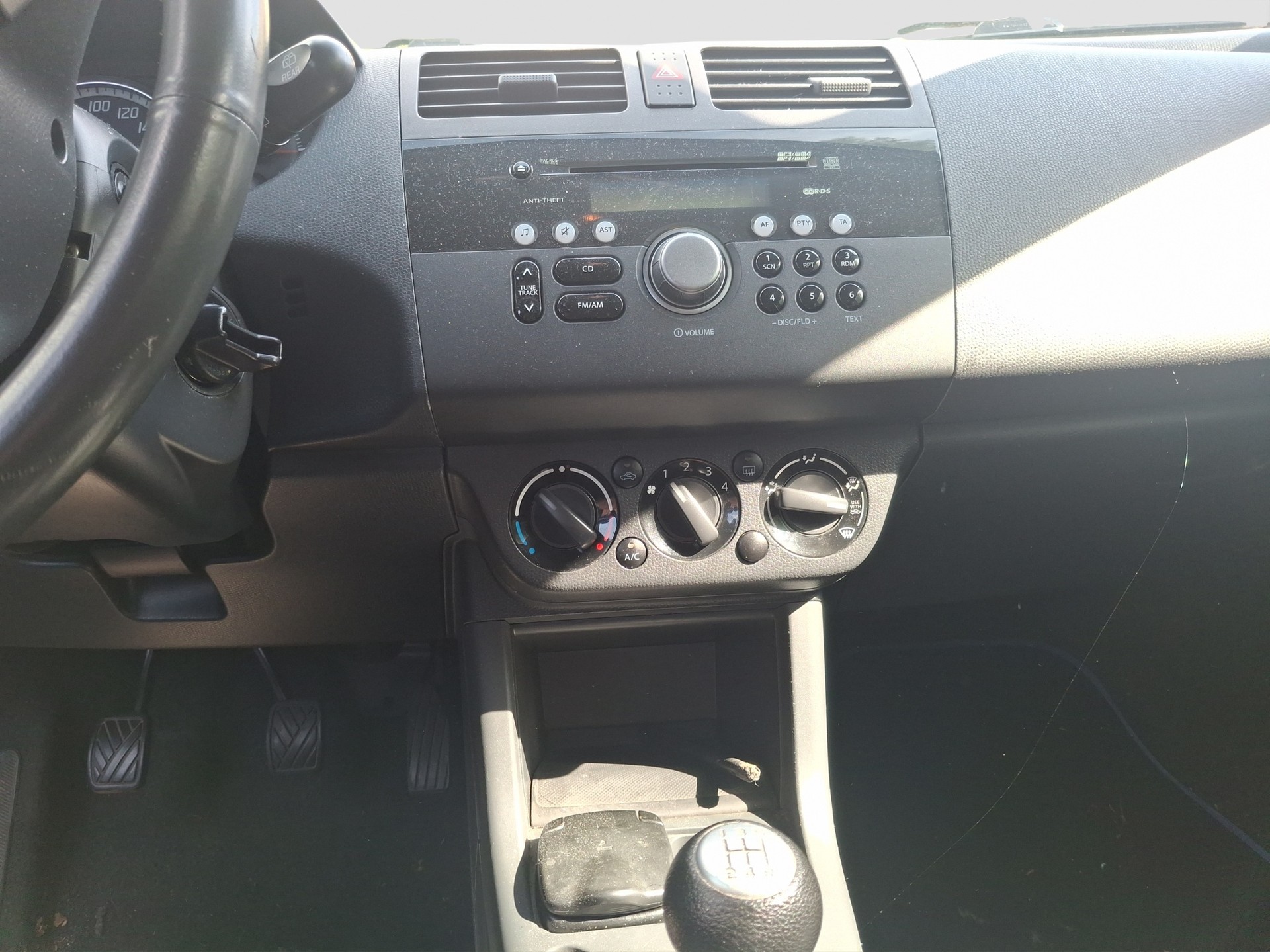 SUZUKI Swift 1.3i 16V GL-image-9
