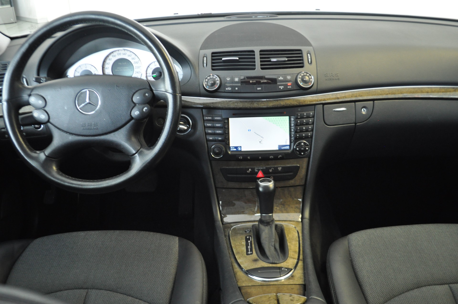 MERCEDES-BENZ E 280 Avantgarde 4Matic Automatic-image-7