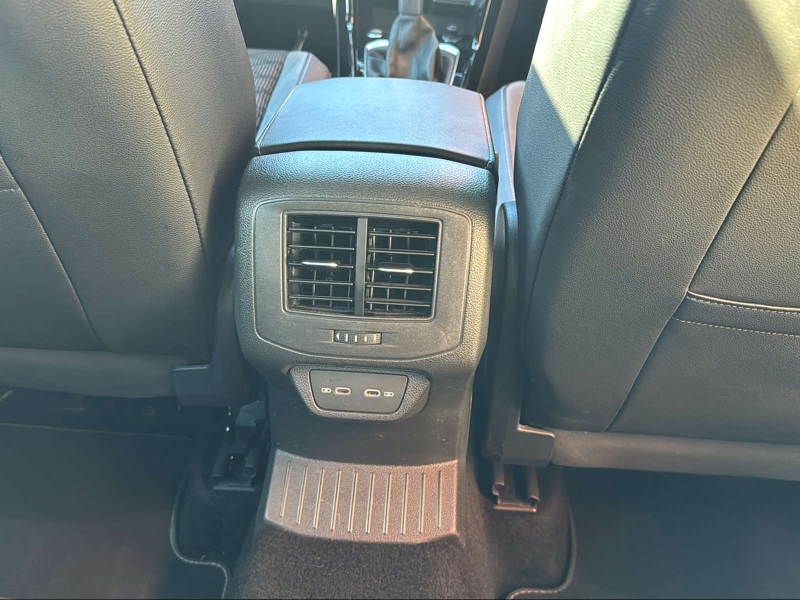VW T-Roc 2.0 TSI R-Line DSG 4Motion-image-16