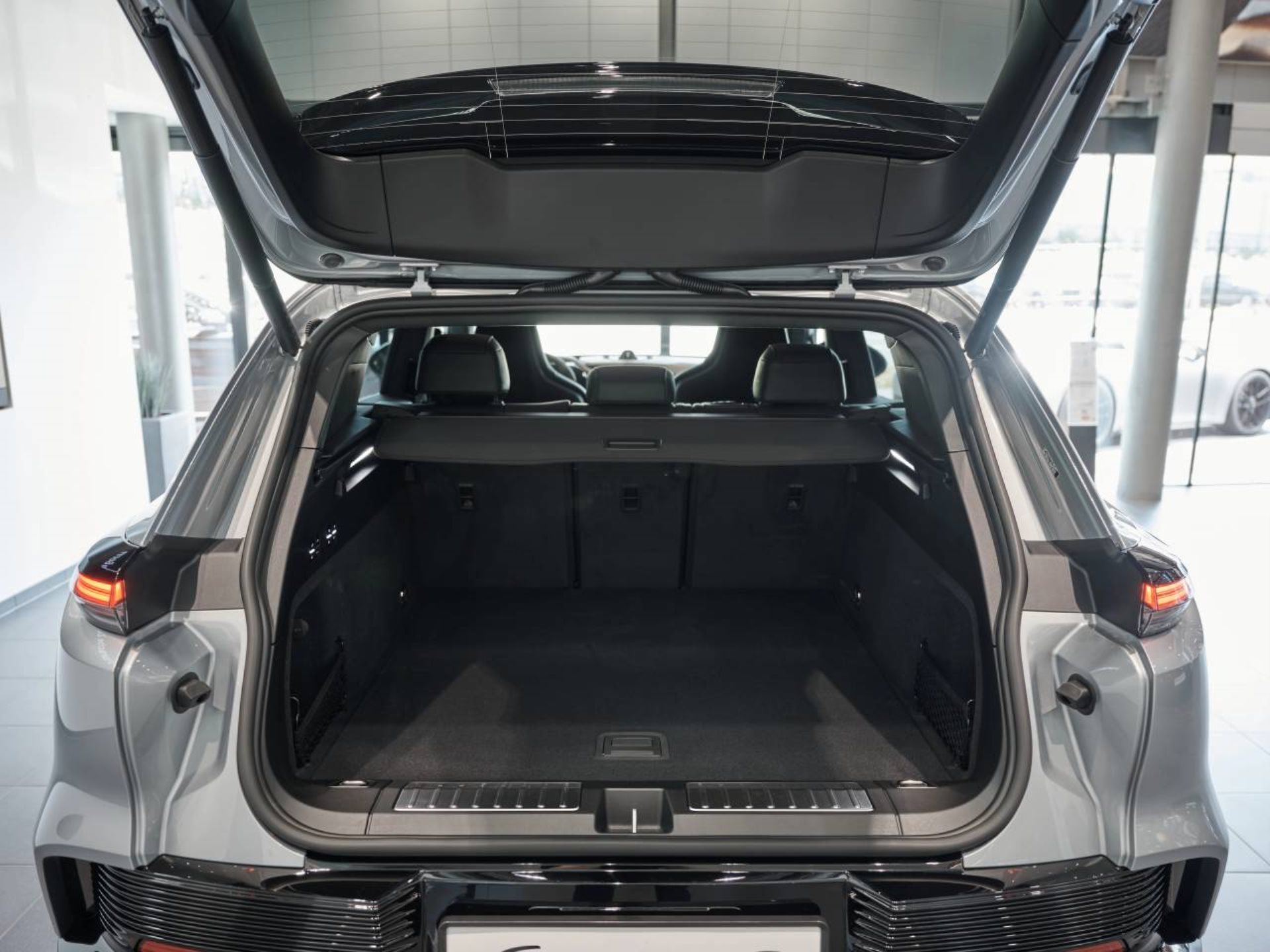 PORSCHE Cayenne S Electric-image-12