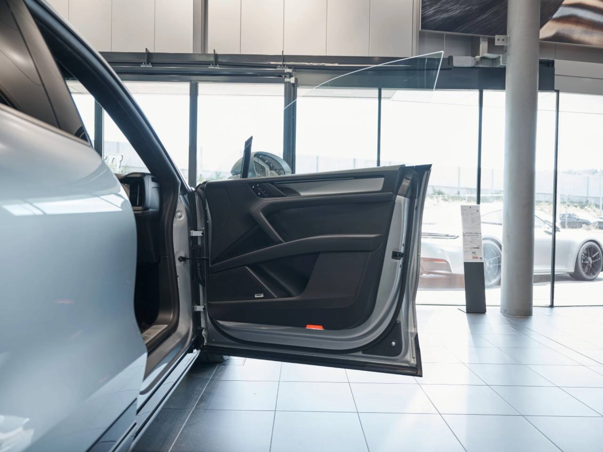 PORSCHE Cayenne S Electric-image-22