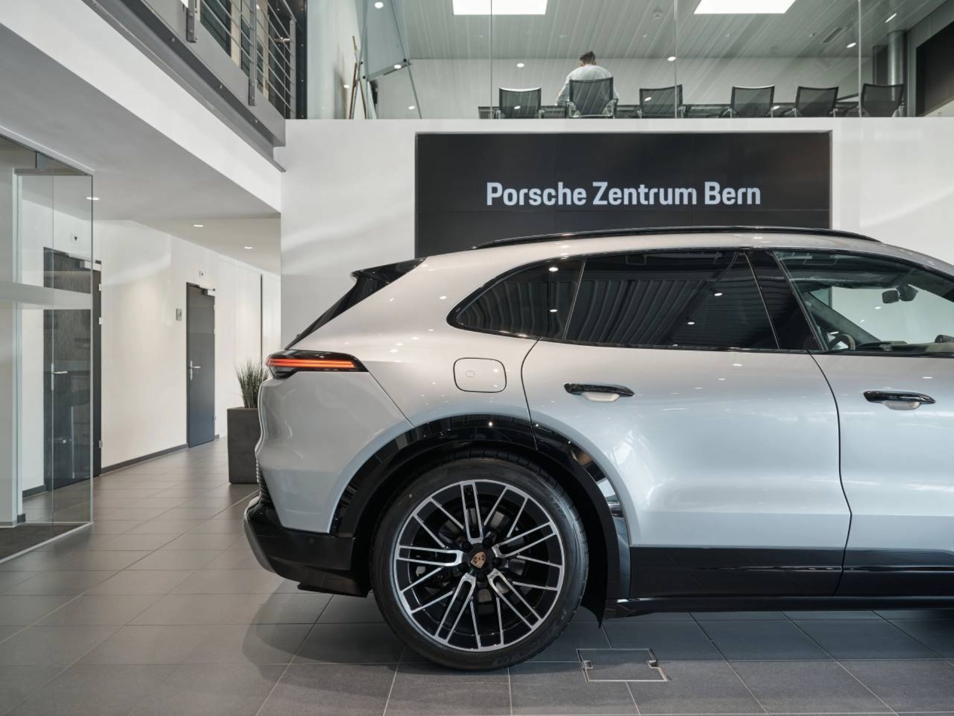 PORSCHE Cayenne S Electric-image-9