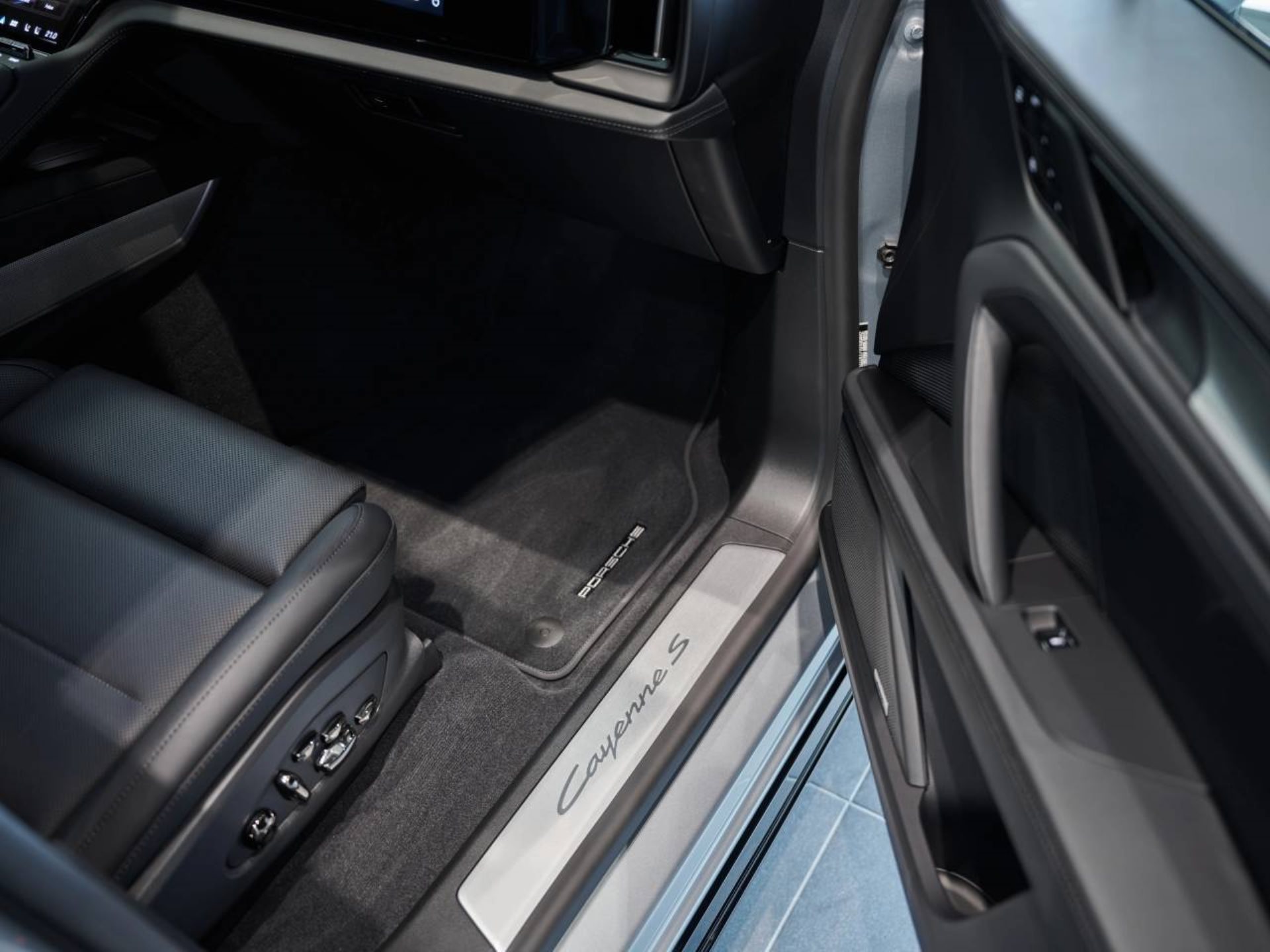 PORSCHE Cayenne S Electric-image-23