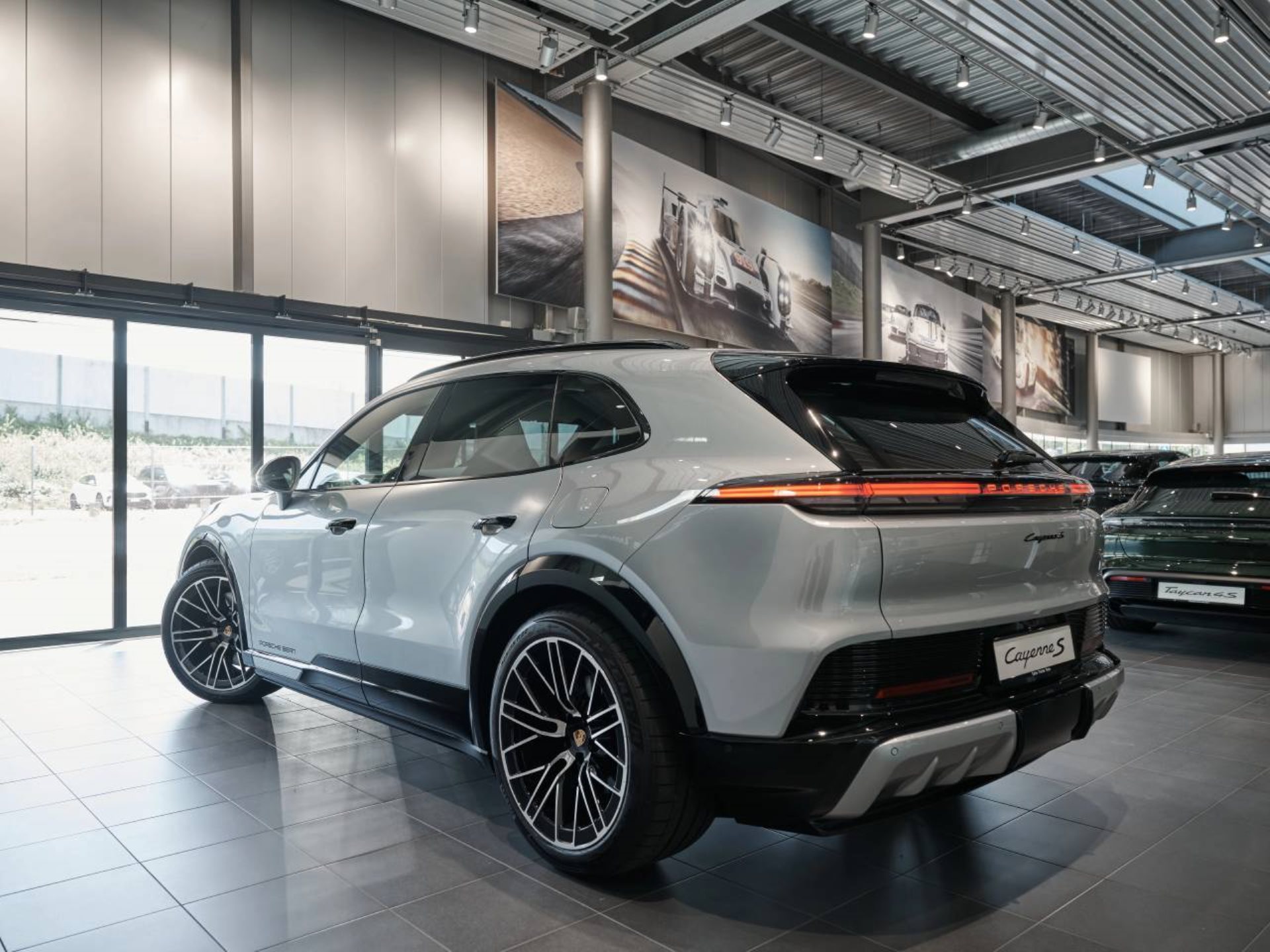 PORSCHE Cayenne S Electric-image-6