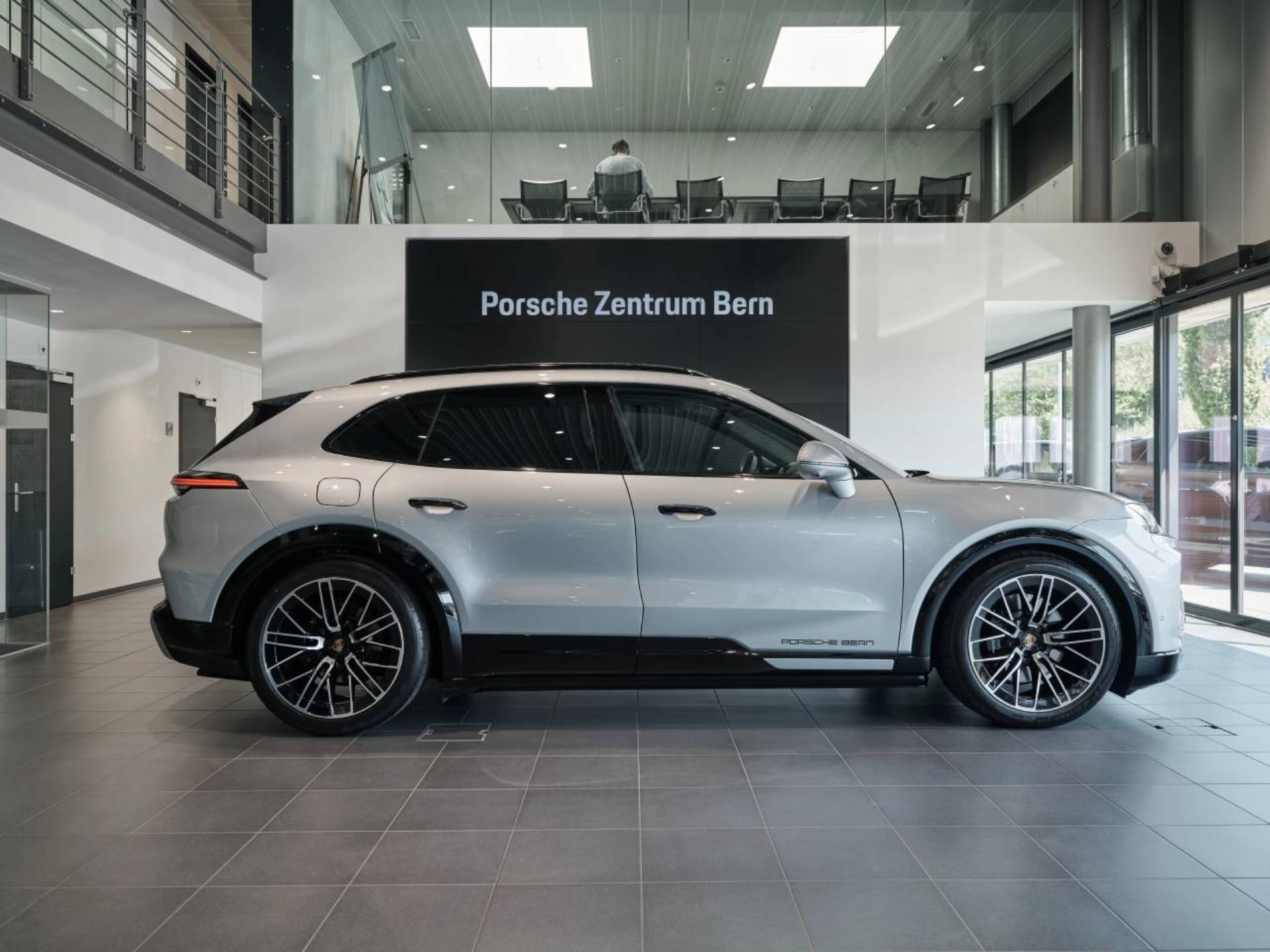 PORSCHE Cayenne S Electric-image-1