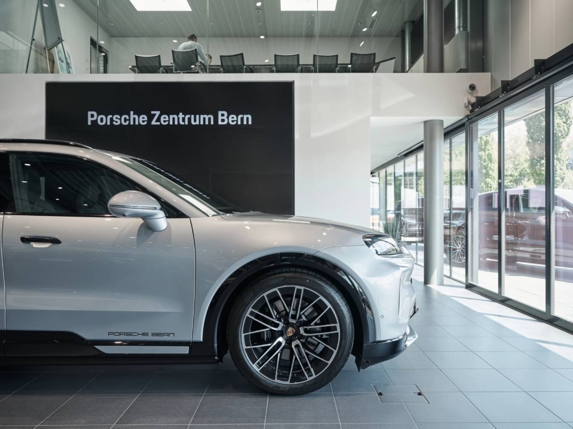 PORSCHE Cayenne S Electric-image-10